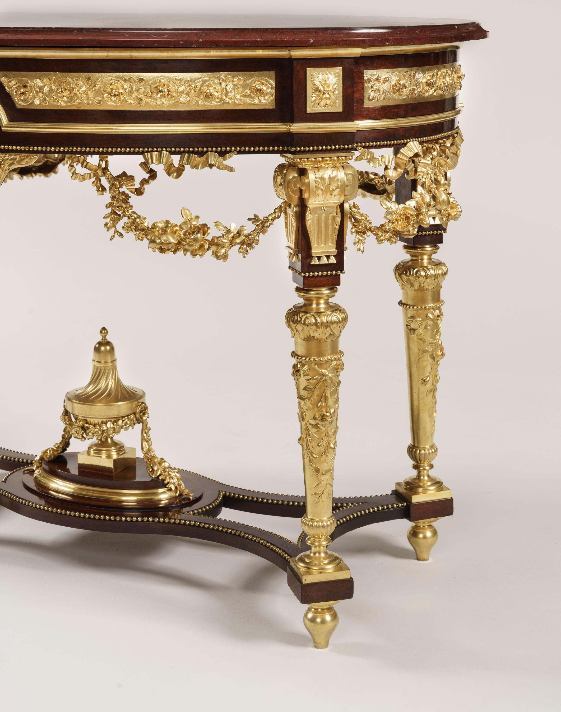 Mesa de centro ovalada francesa con tapa de mármol dorado Luis XVI en venta