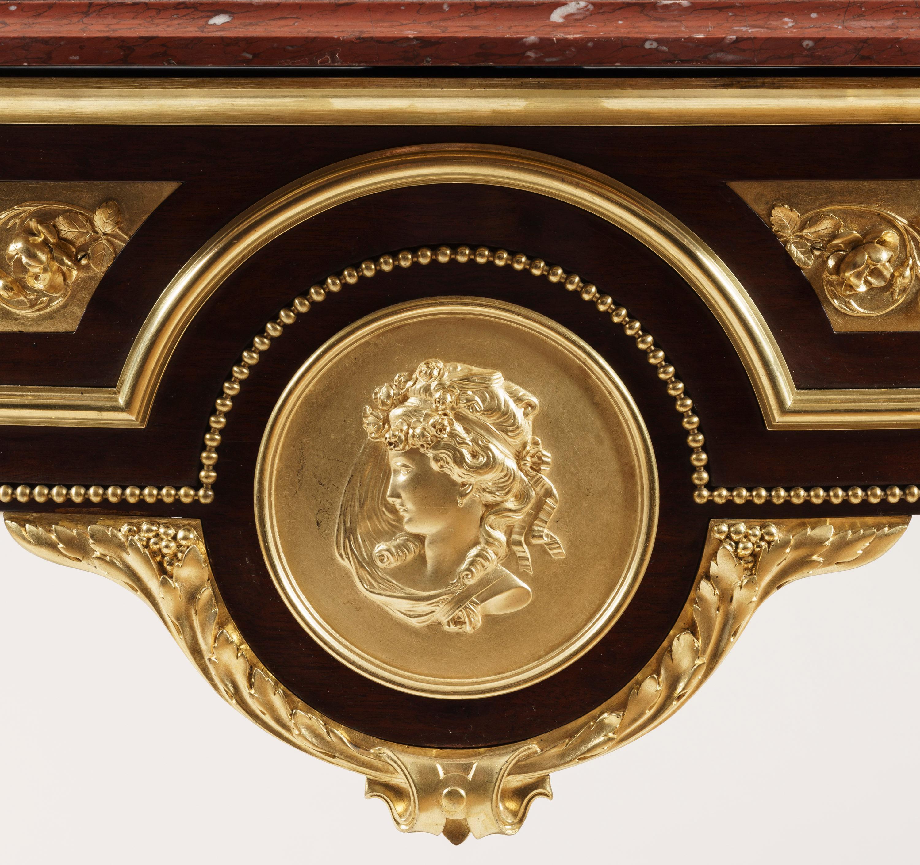 Table centrale ovale française à plateau en marbre et bronze doré Bon état - En vente à London, GB