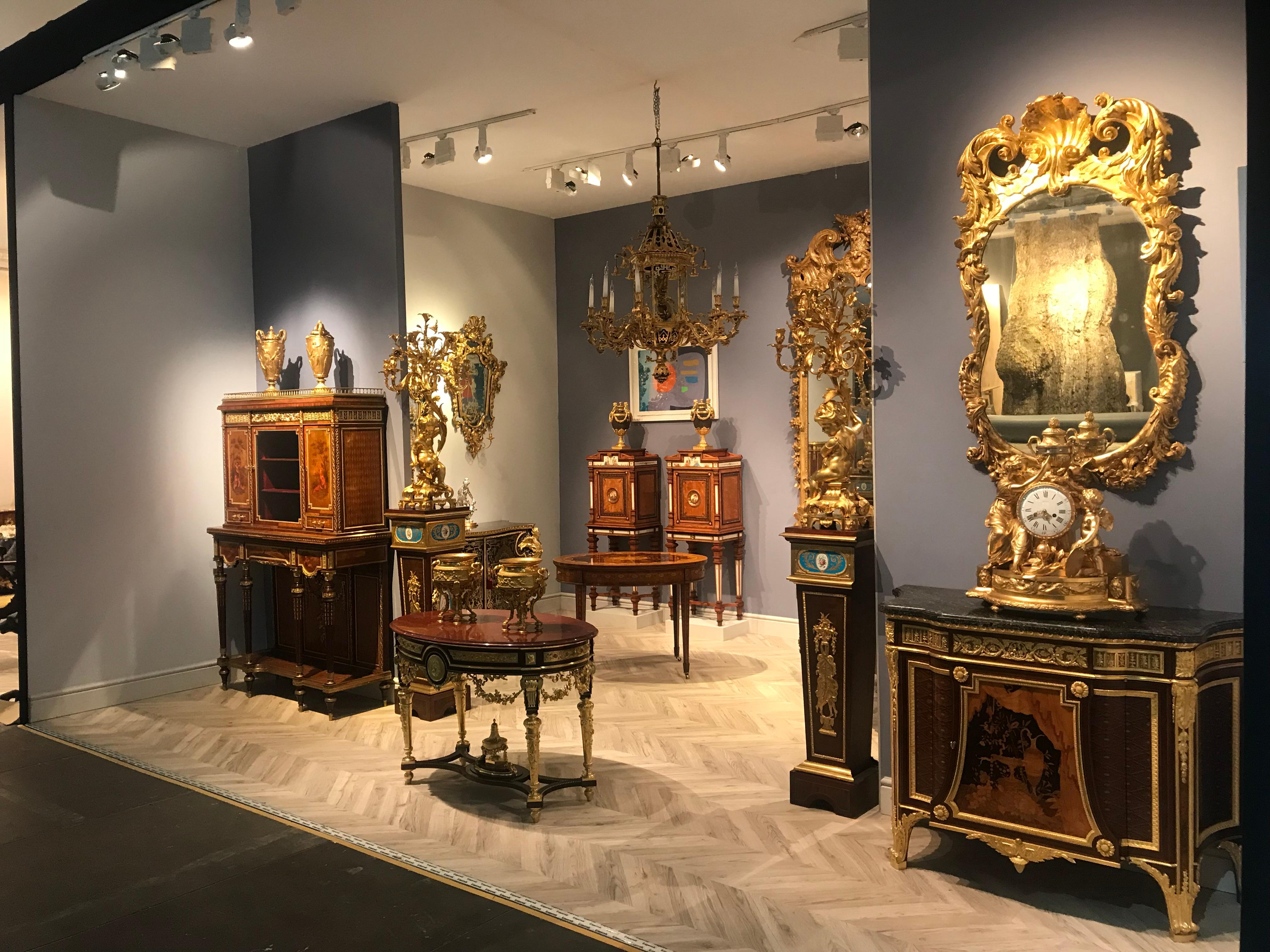 Mesa de centro ovalada francesa con tapa de mármol dorado siglo XIX en venta
