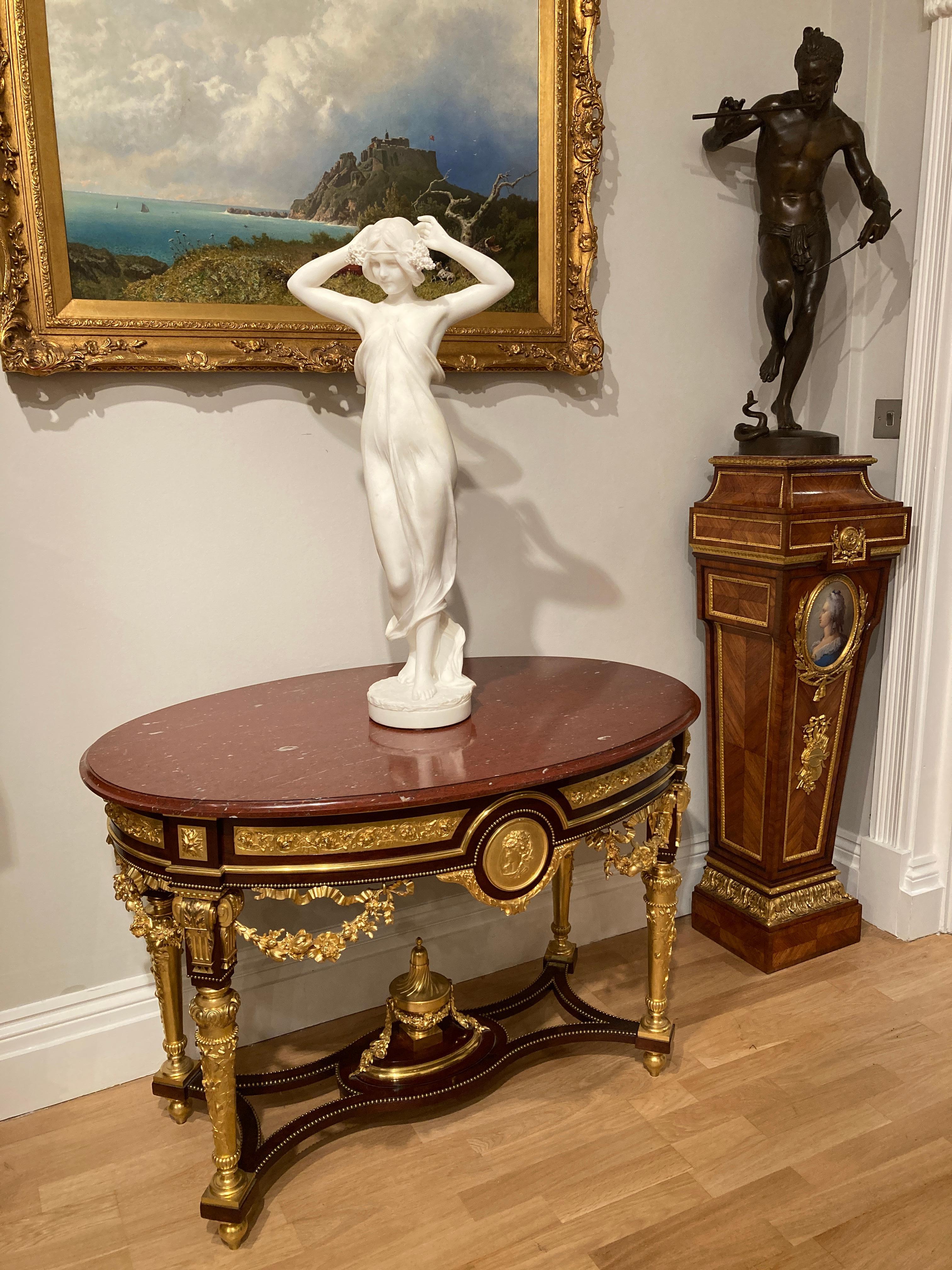 Mesa de centro ovalada francesa con tapa de mármol dorado Ormolú en venta