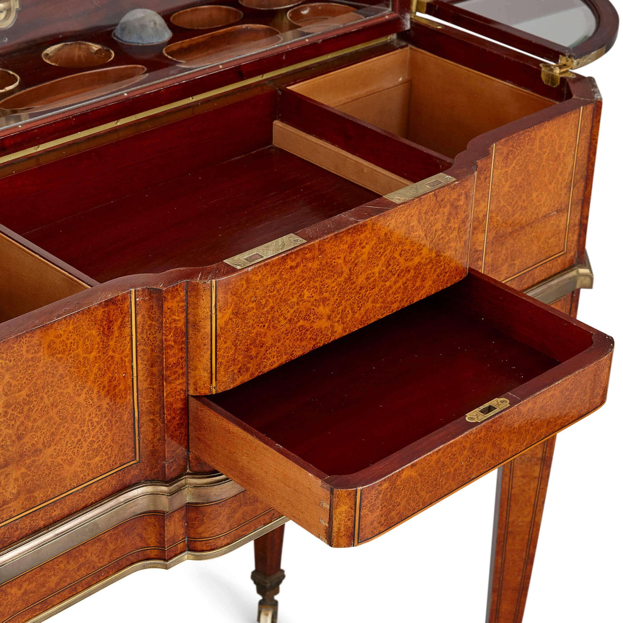 Coiffeuse ancienne de style Louis XVI en acajou et amboine montée en ormolu en vente 2