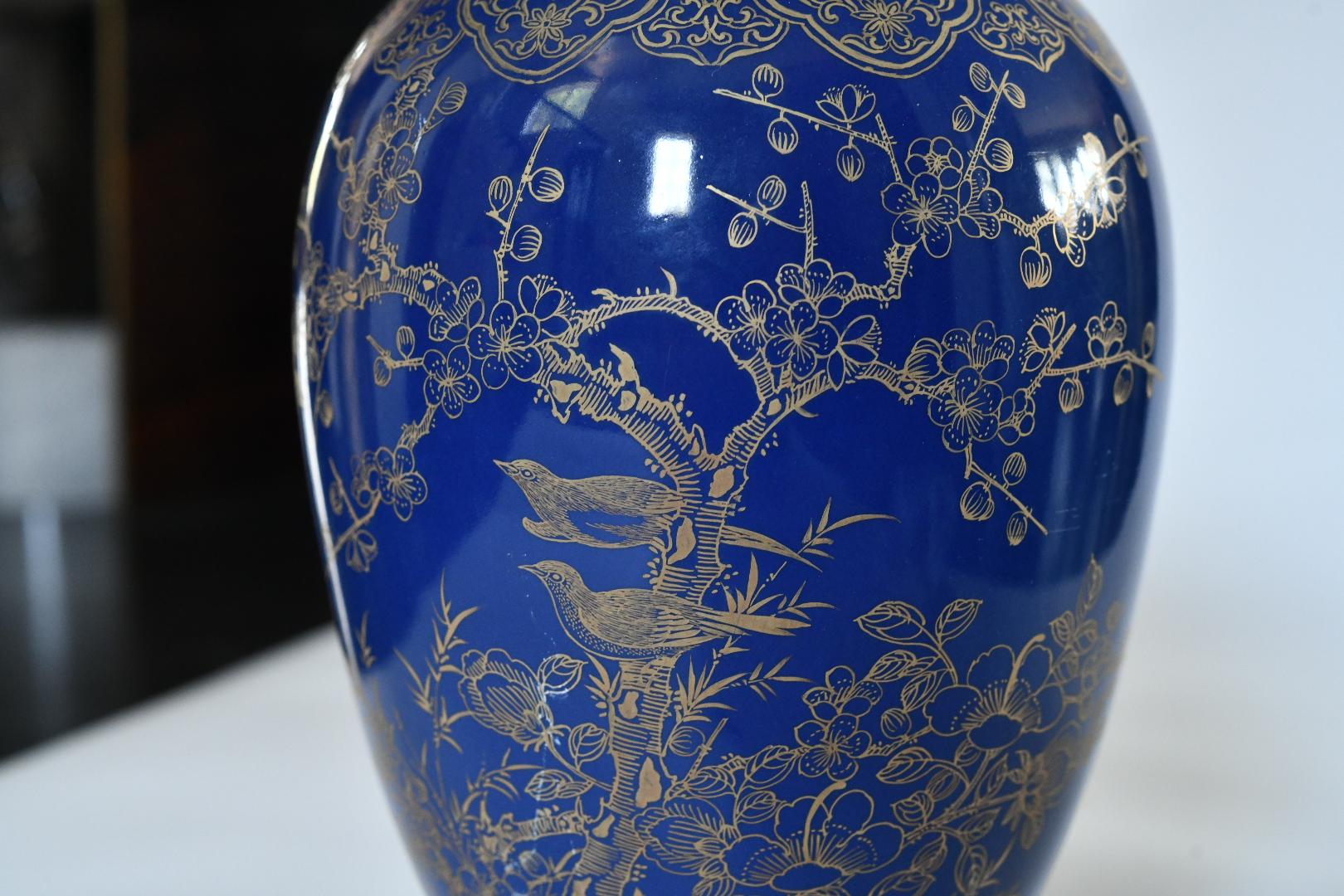 Paire de lampes en porcelaine bleue montées en bronze doré, à décor finement peint de fleurs et d'oiseaux.
(Abat-jour non compris).
