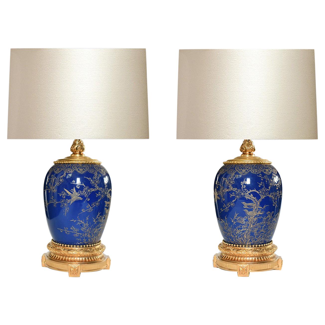 Lampen aus blauem Porzellan mit Goldbronze-Montierung im Angebot