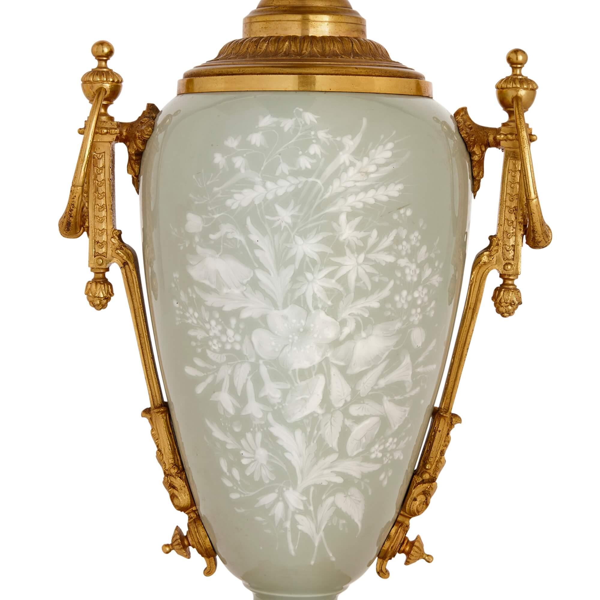 Français Lampe de forme vase en porcelaine céladon et pâte-sur-pâte montée sur bronze doré en vente