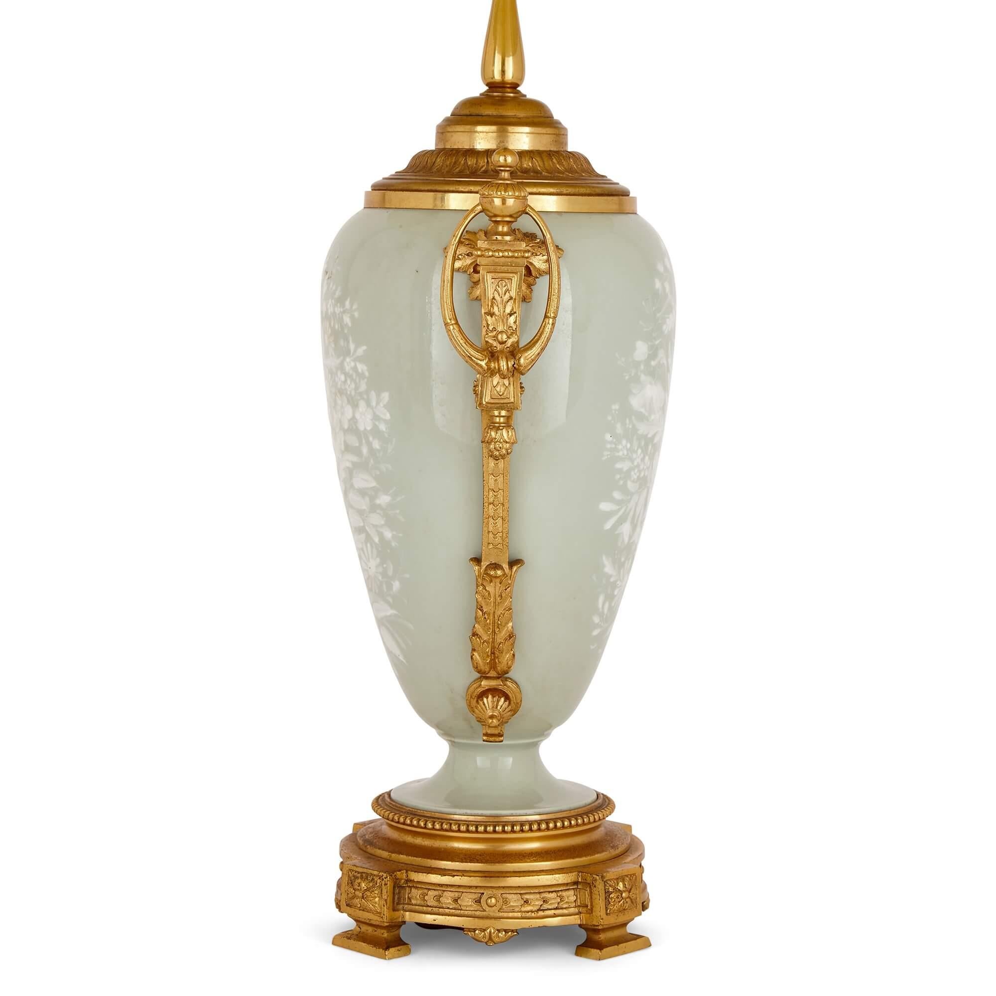 XIXe siècle Lampe de forme vase en porcelaine céladon et pâte-sur-pâte montée sur bronze doré en vente