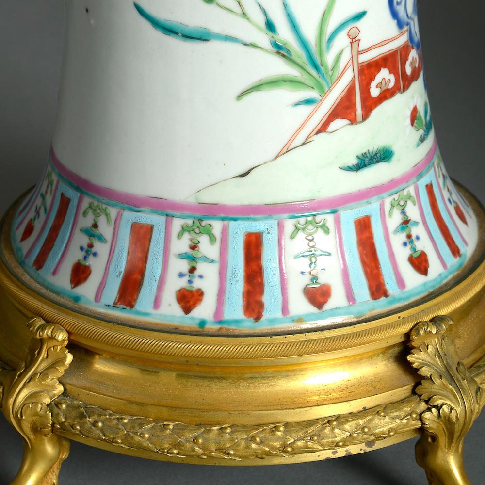 XVIIIe siècle et antérieur Vases trompettes Famille Rose montés en bronze doré en vente