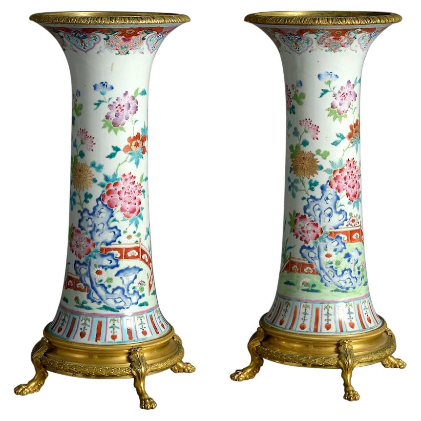 Vases trompettes Famille Rose montés en bronze doré en vente