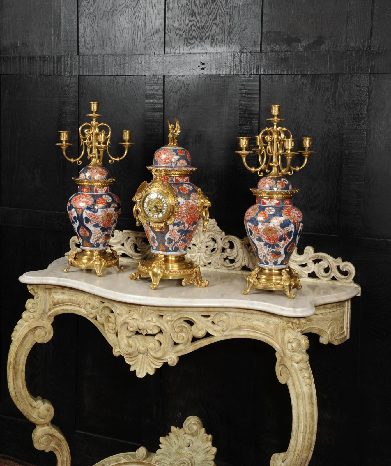 Antikes Uhren-Set mit Goldbronze-Montierung aus Imari-Porzellan (Vergoldet) im Angebot