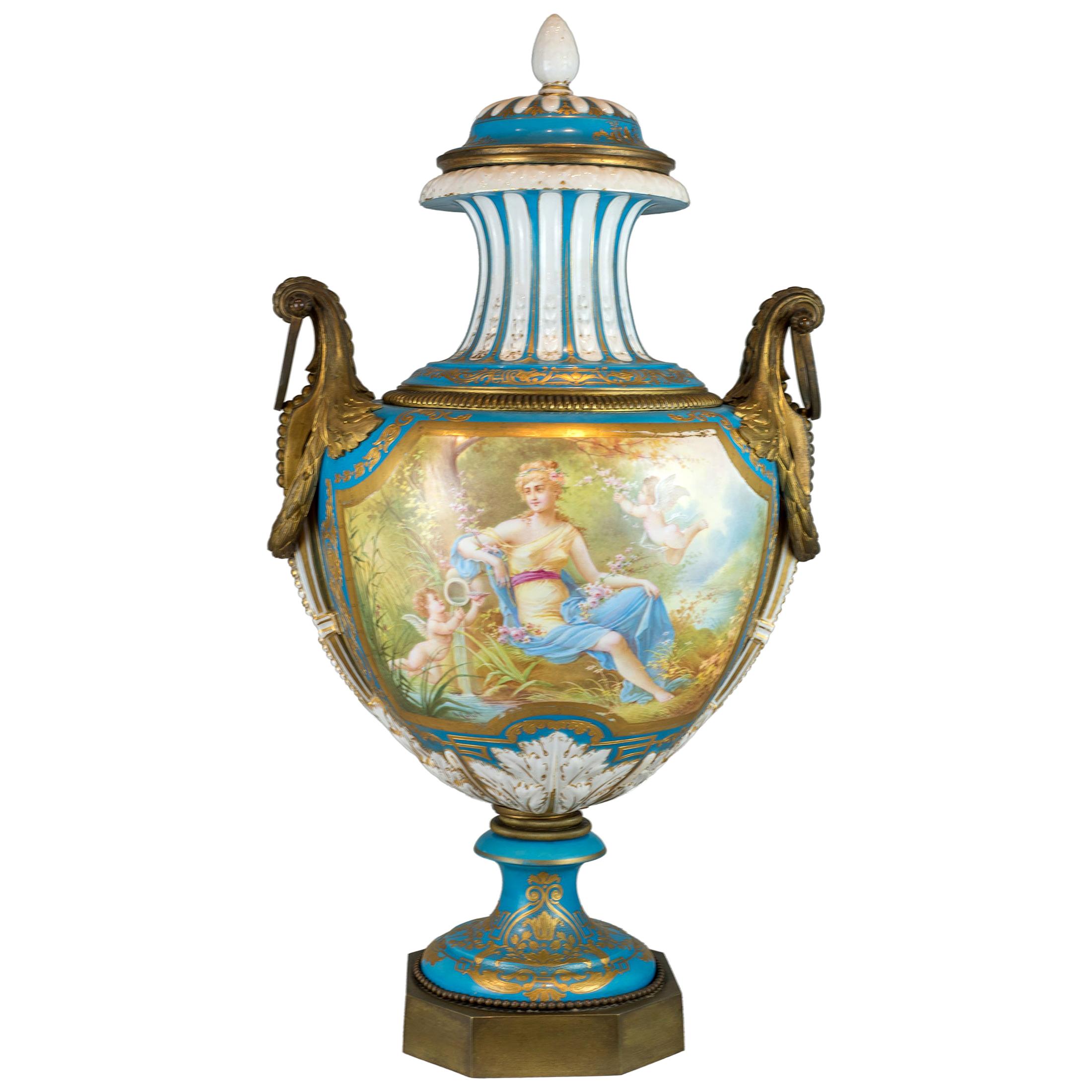 Türkisfarbene Vase mit Goldbronze-Beschlägen im Svres-Stil und Deckel