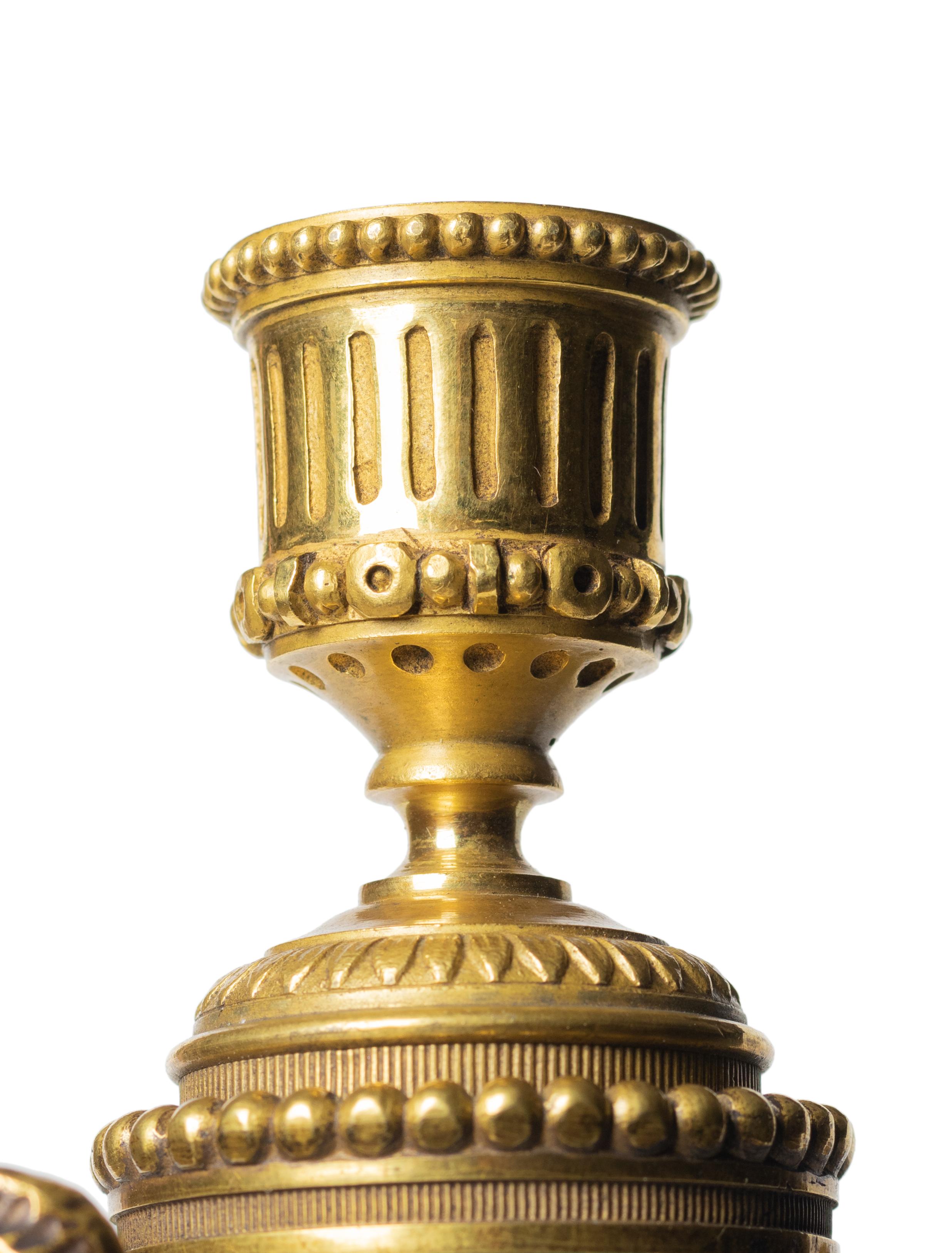 Candelabro in porcellana di Sèvres in bronzo ormolu François Boucher, XVIII secolo in vendita 7