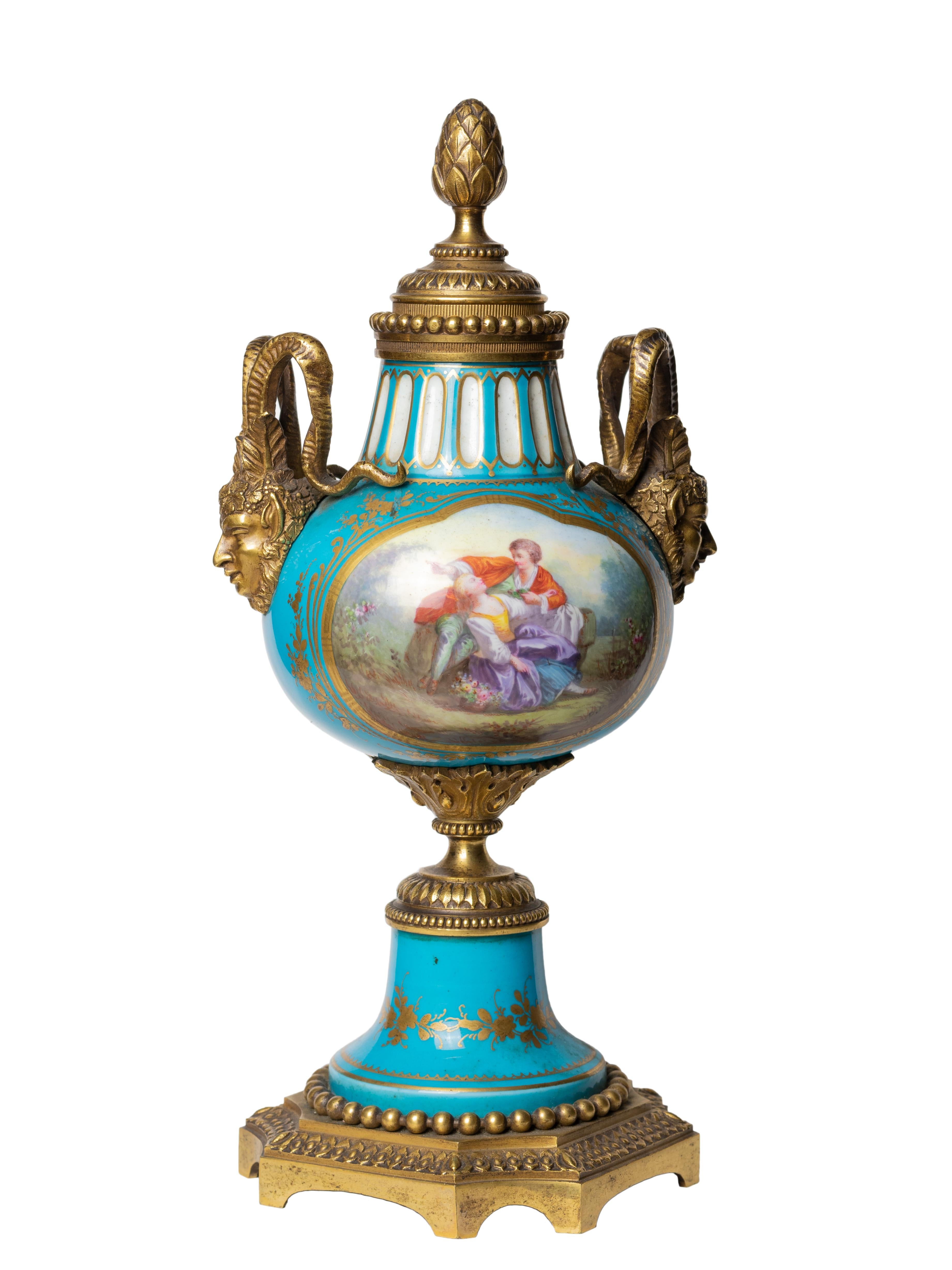 Un rarissimo candelabro in porcellana di Sèvres in bronzo dorato con una scena dipinta a mano da François Boucher.

'P . F . Marchio originale 