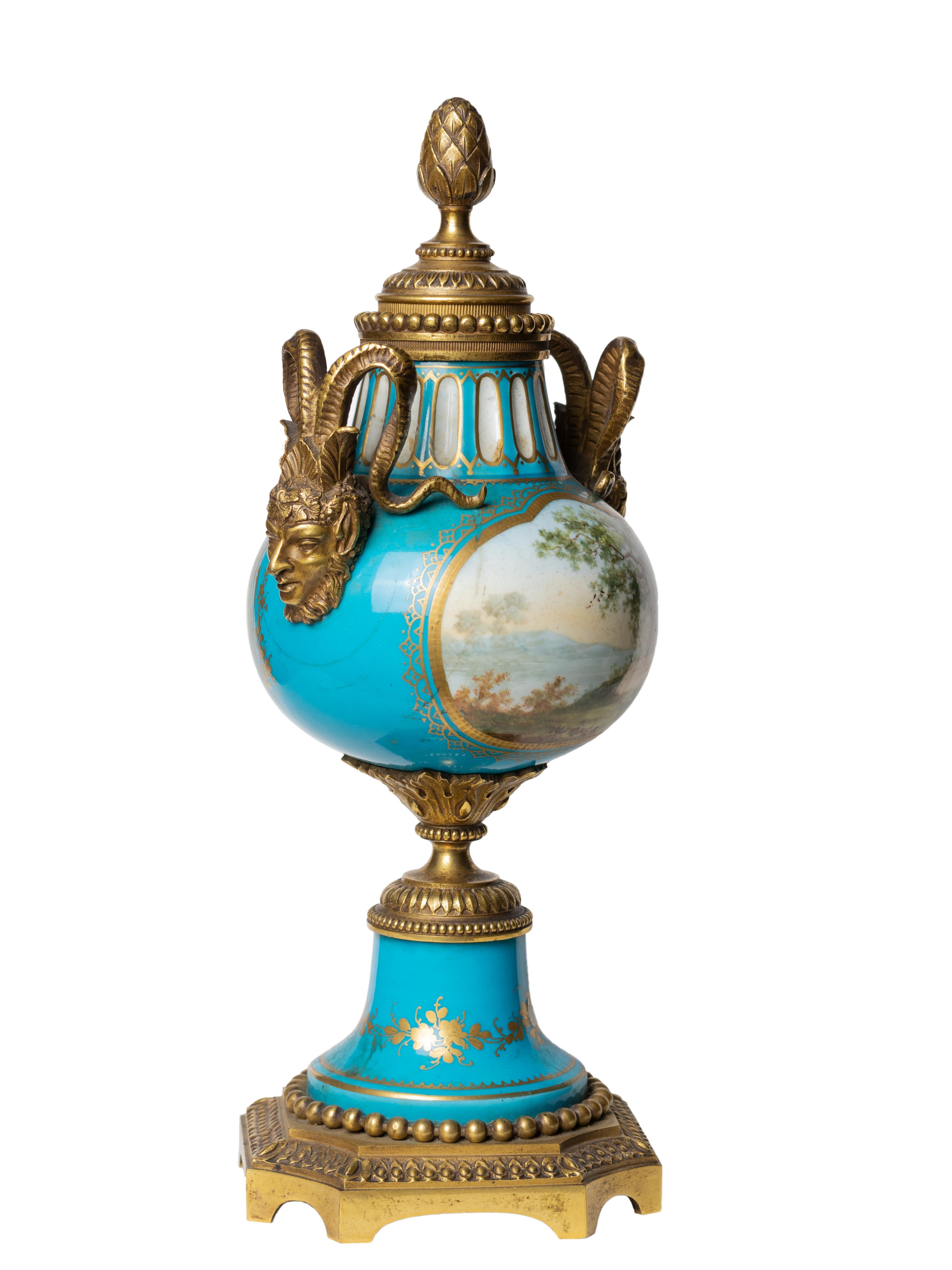 Francese Candelabro in porcellana di Sèvres in bronzo ormolu François Boucher, XVIII secolo in vendita