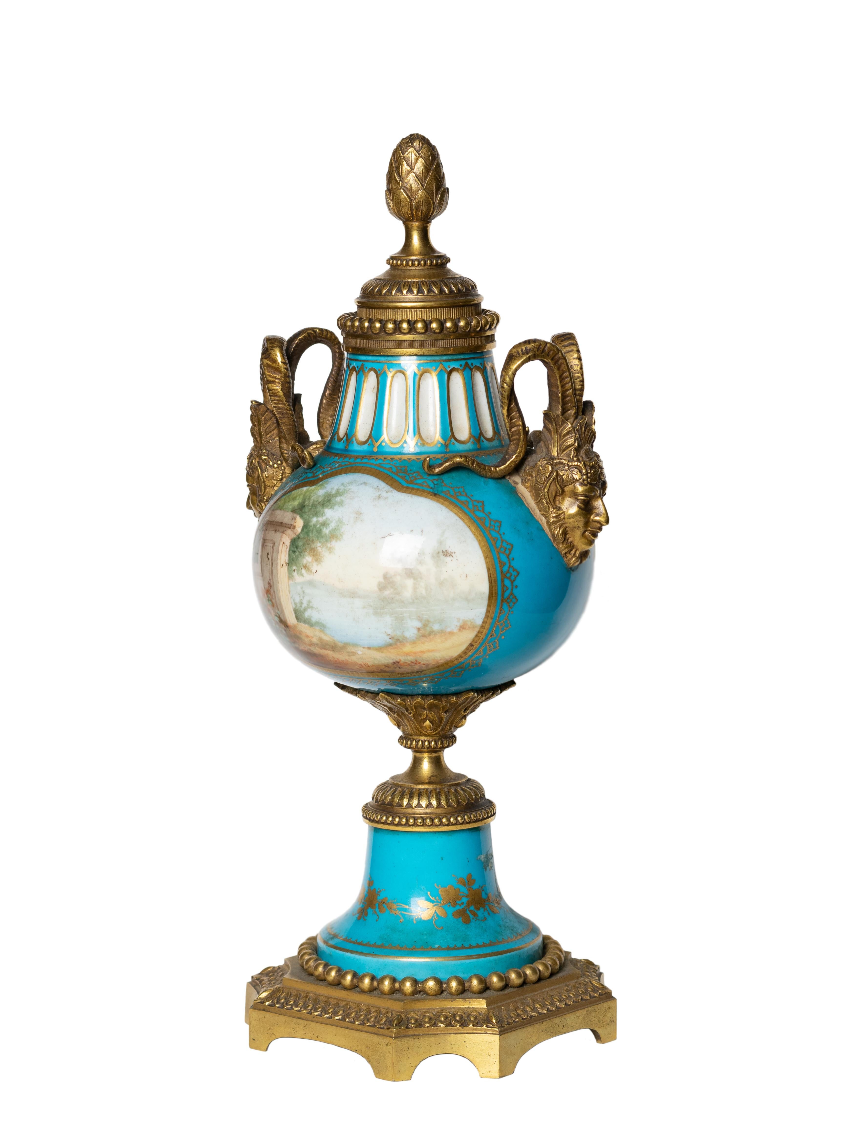 Fino al XVIII secolo Candelabro in porcellana di Sèvres in bronzo ormolu François Boucher, XVIII secolo in vendita