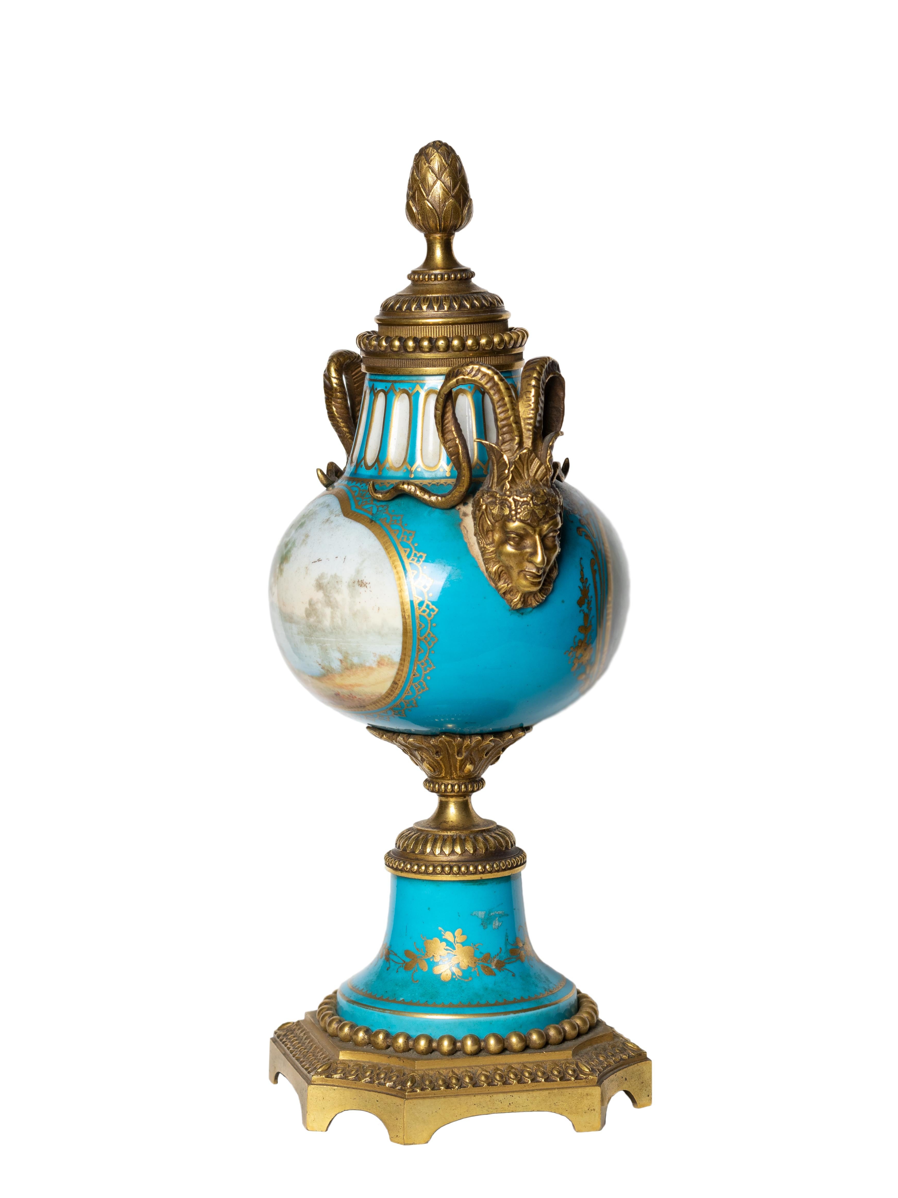 Bronzo Candelabro in porcellana di Sèvres in bronzo ormolu François Boucher, XVIII secolo in vendita