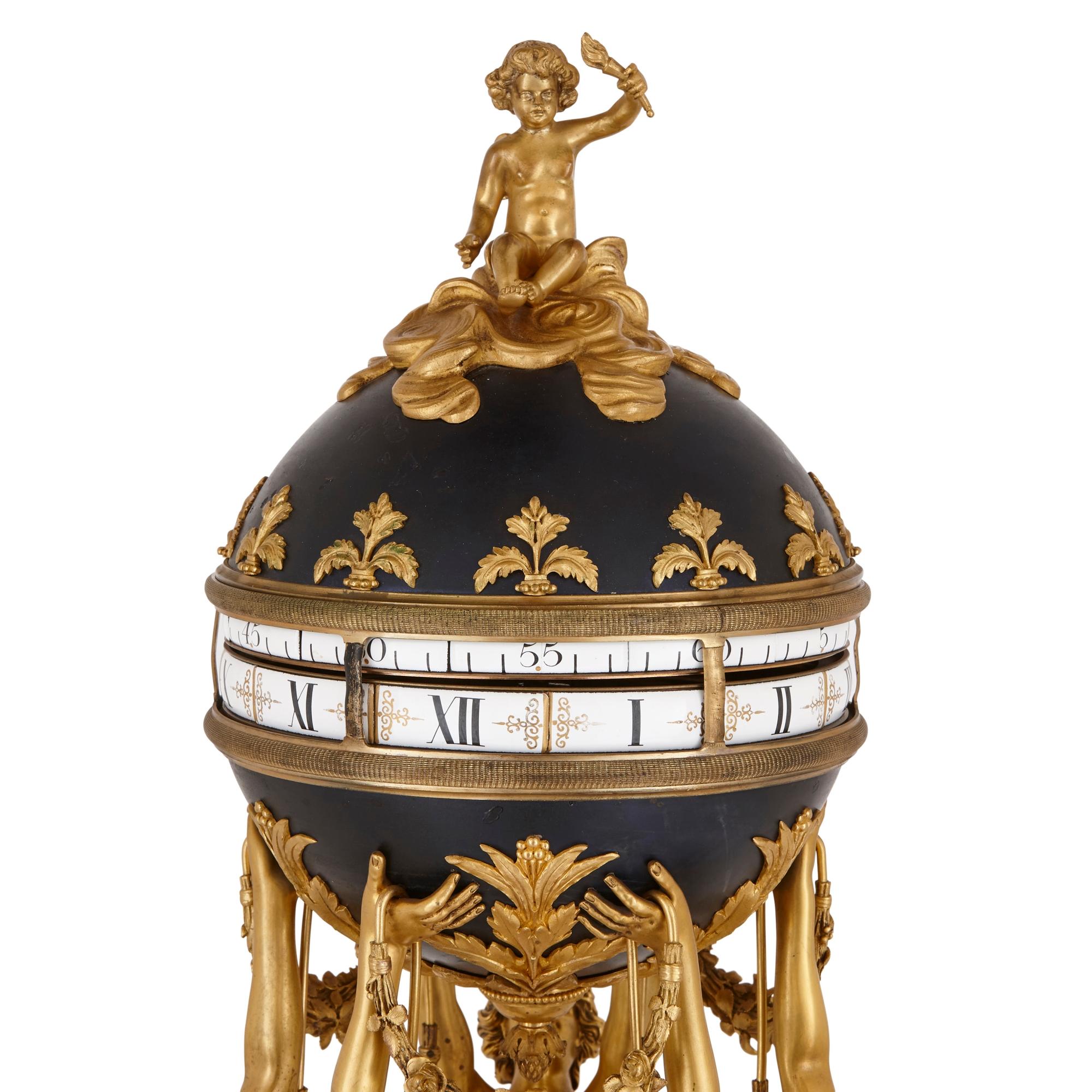 Cette exceptionnelle pendule de cheminée a été créée au début du XXe siècle en France, en s'inspirant d'un modèle du XVIIIe siècle réalisé par le célèbre ferronnier François Vion (français, 1737-1790). Le design de l'horloge comprend des sculptures