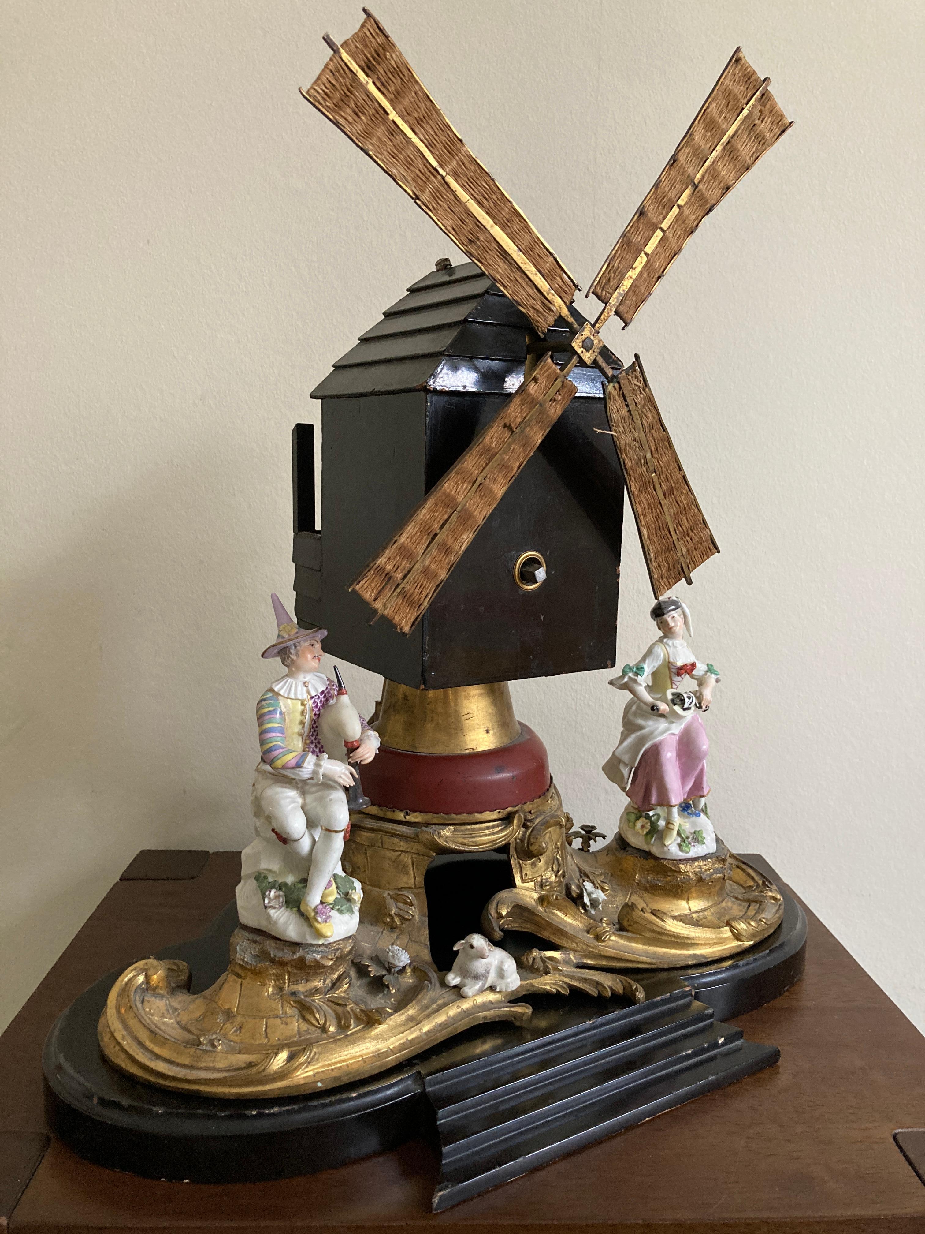 Windmühle aus der Zeit Ludwigs XV., verziert mit 2 Figuren aus Meissener Porzellan und vergoldeter Bronze.

Das Uhrwerk der Mühle ist innen signiert 
