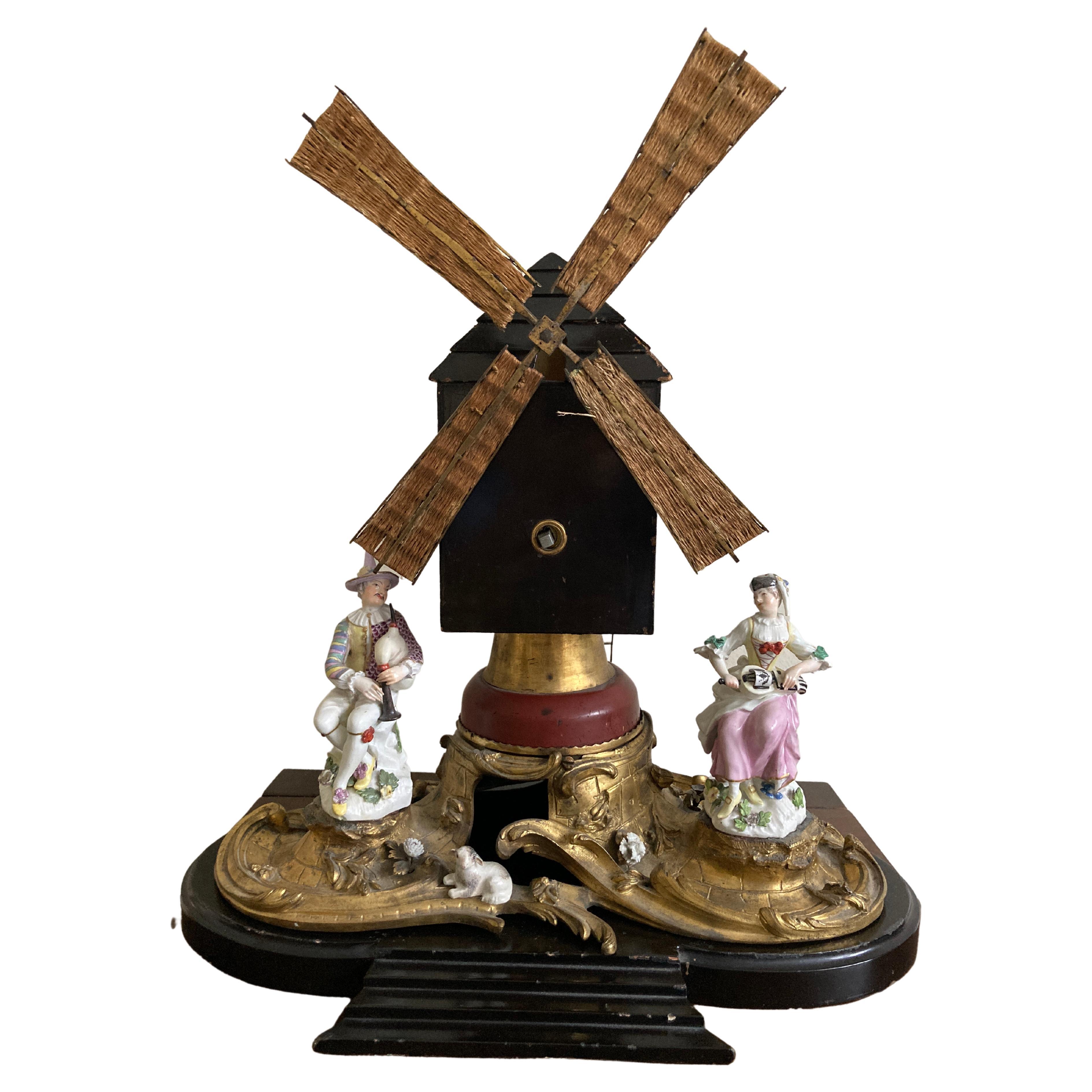 Windmühle aus Goldbronze mit Meissener Harlekin und Columbian im Angebot