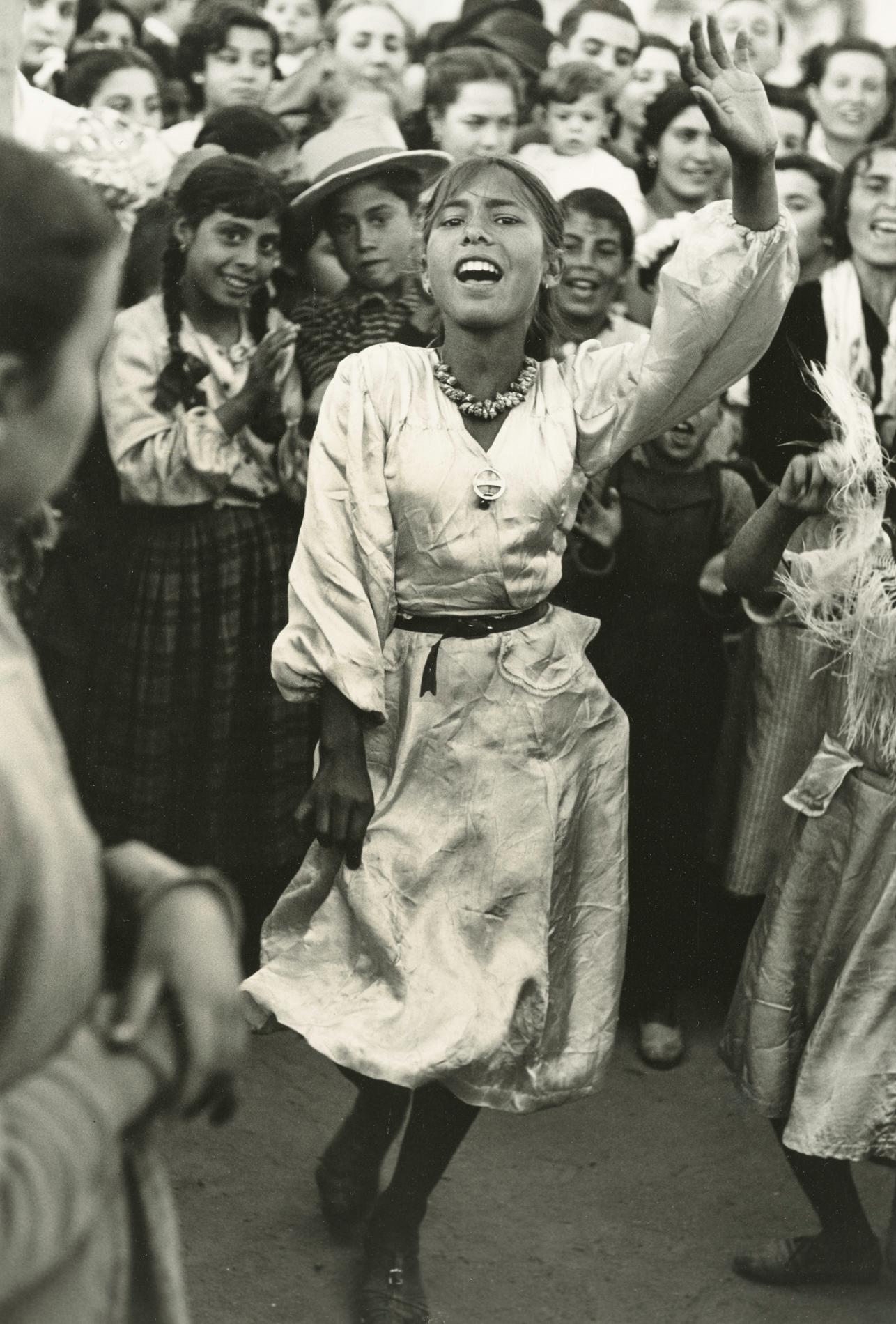 Ormond Gigli Black and White Photograph – Tanzende Zigeuner, Sevilla, Spanien (1952)