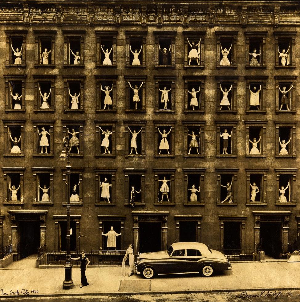 Chicas en las Ventanas, Fotografía de Moda Platino sobre vitela con pan de oro, Ed de 10