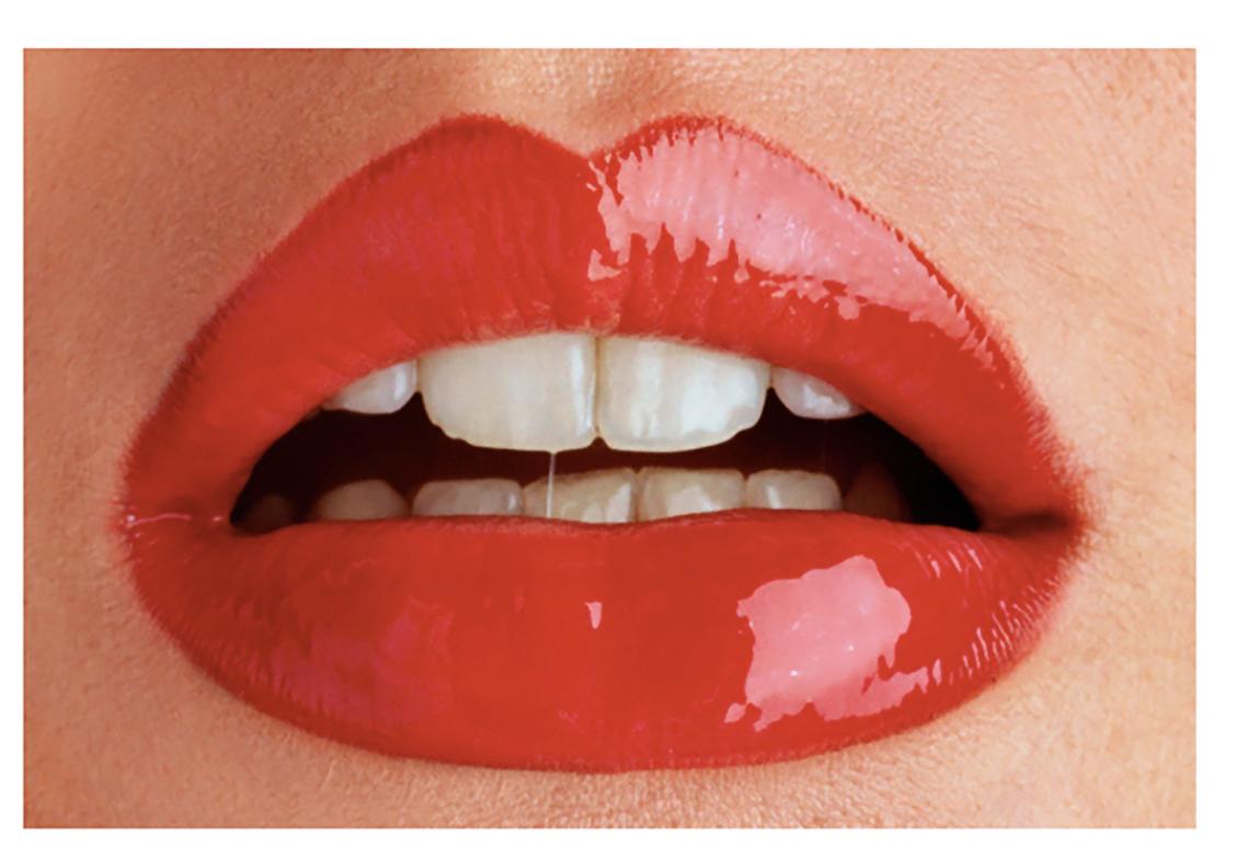 Lips, 1960 von Ormond Gigli ist ein C-Print. Es ist mit Tinte betitelt und datiert am linken unteren Rand recto (Vorderseite des Fotos), signiert am rechten unteren Rand recto durch den Fotografen. Eine zeitgenössische Farbfotografie, eine
