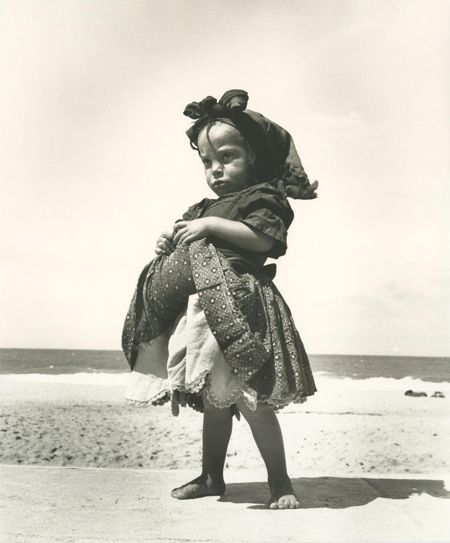 Kleines Mädchen am Strand, Portugal (1952)