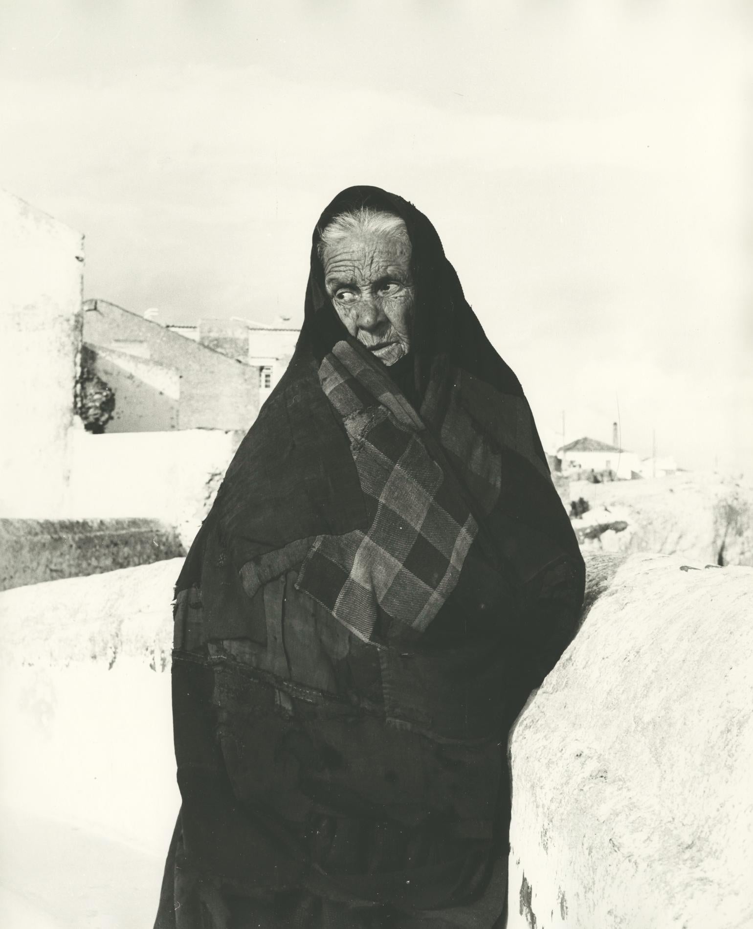 Figurative Photograph Ormond Gigli - Vieille femme, Portugal, Nazare