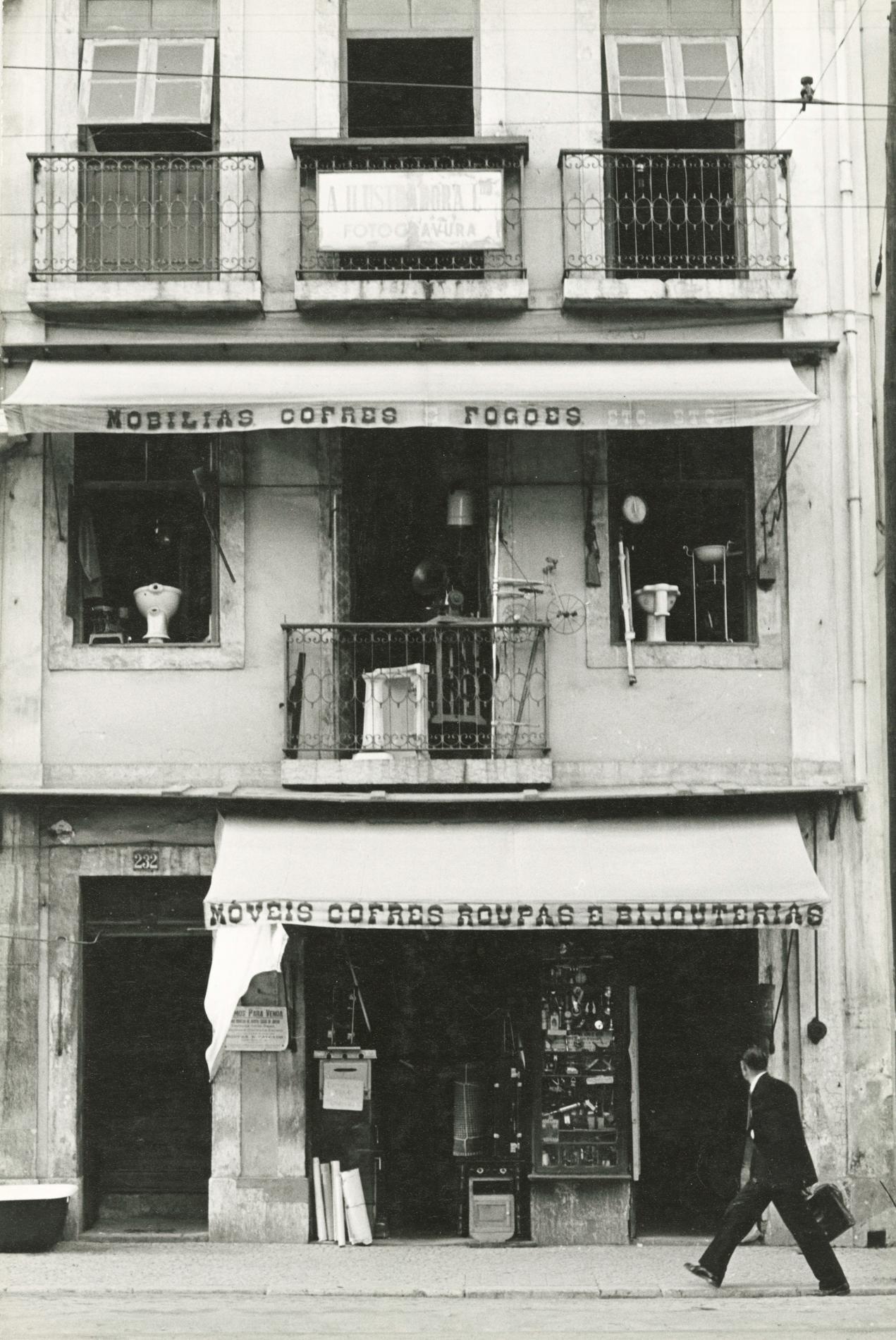 Black and White Photograph Ormond Gigli - Scène de rue, Espagne (1952)