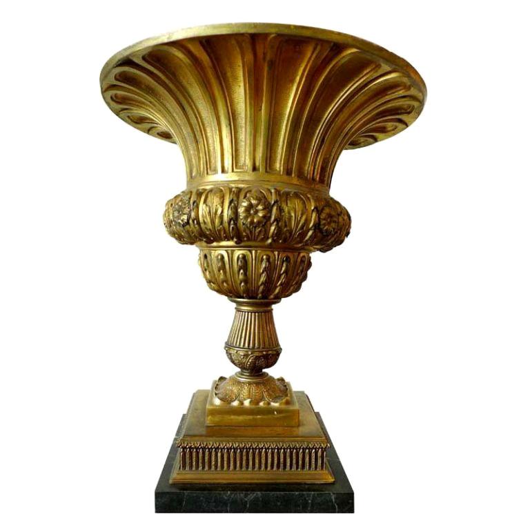Lampe urne française en bronze doré en vente