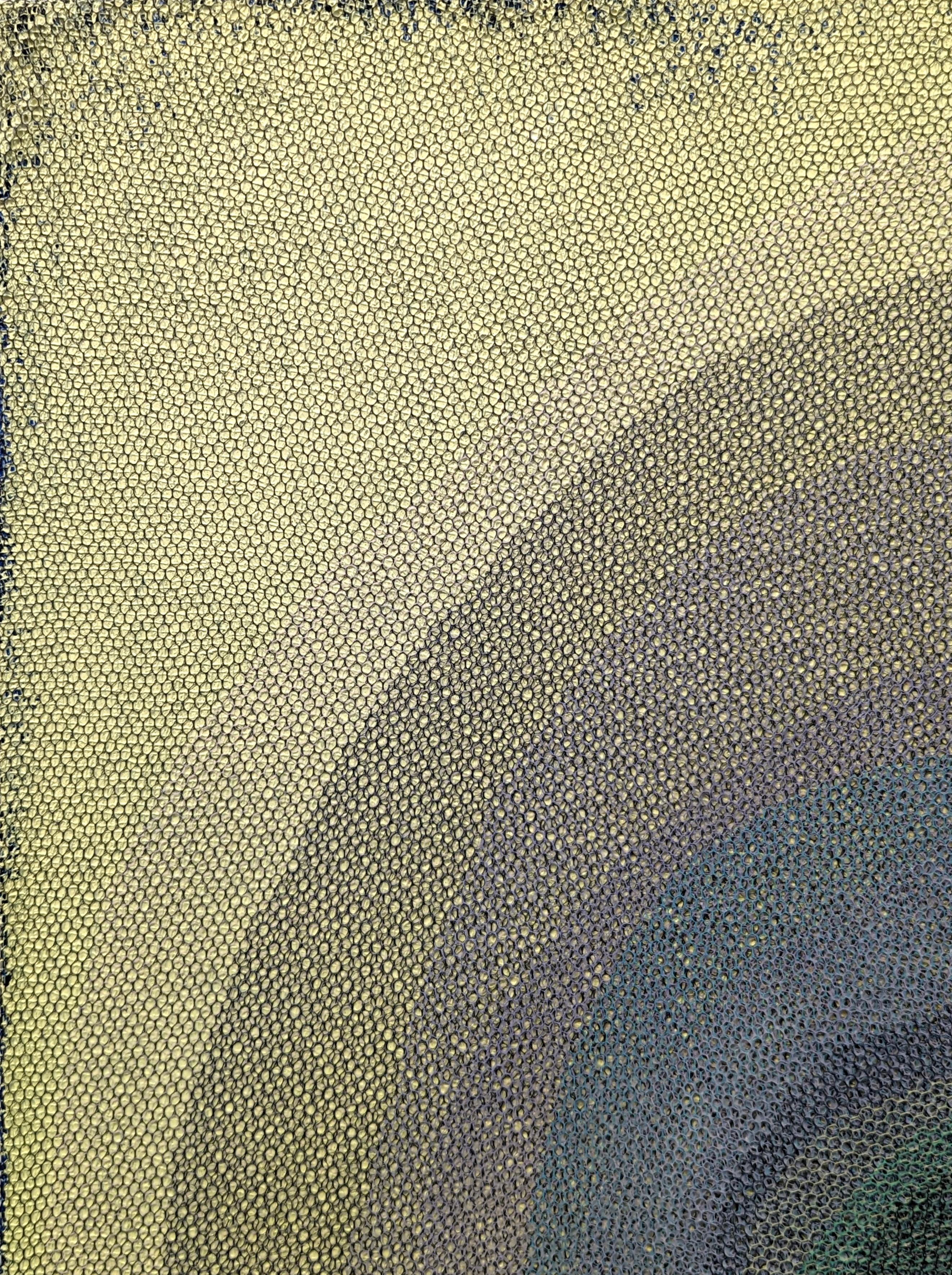 Farbenfrohes abstraktes Gemälde in Mischtechnik von Orna Feinstein, einer zeitgenössischen Künstlerin aus Houston. Das Werk zeigt mehrere Lagen bunter Netze vor einem grün getönten Hintergrund. Rückseitig signiert, betitelt und datiert. Derzeit