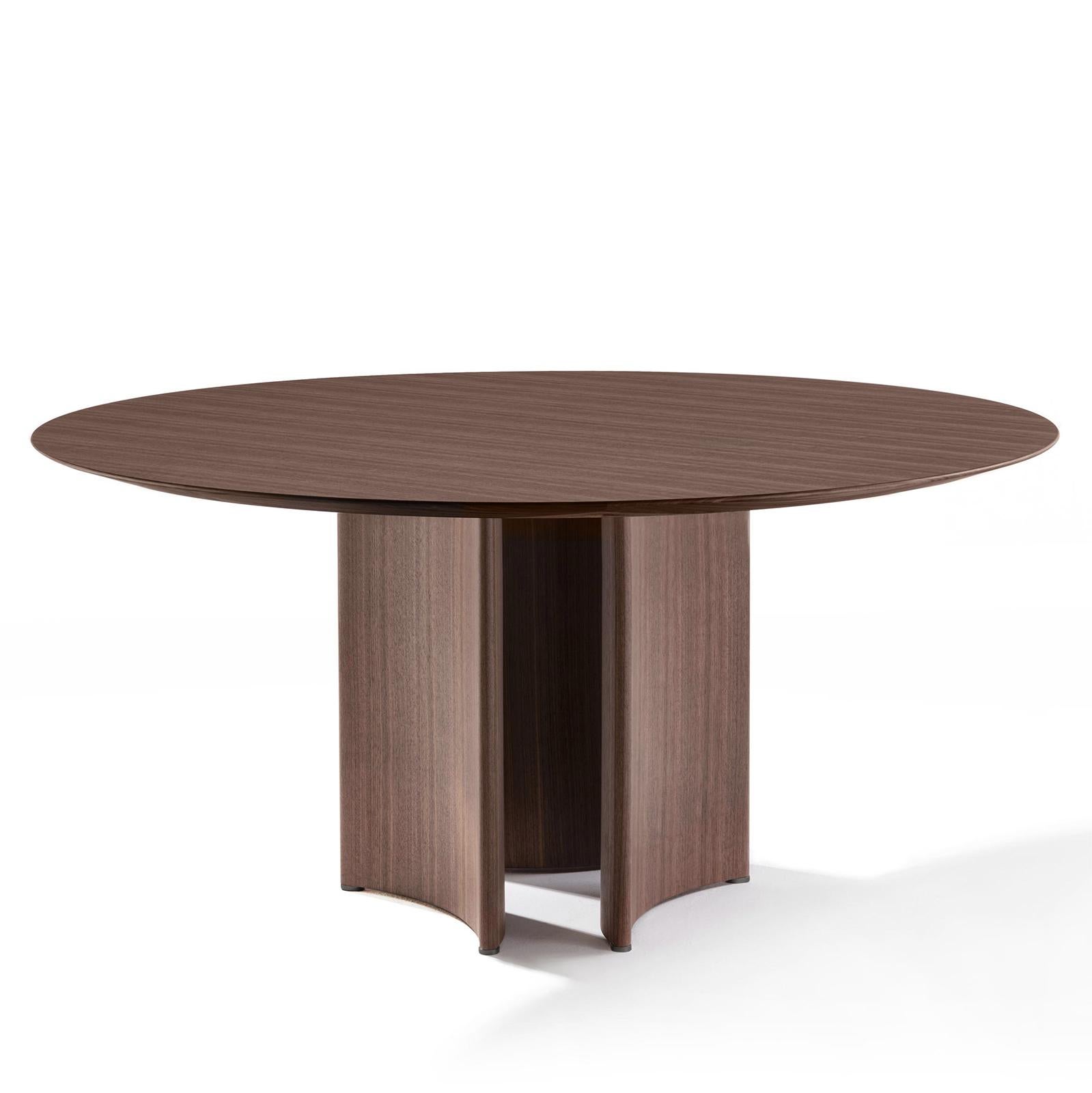 Dining table ornament with solid walnut wood beveled edge top, 40 mm thickness
and diameter 180cm. Base composed of 3 equidistant curved solid walnut wood feet
with black chromed end feet. Price: 24900,00€.
Also available with clear glass top, 15mm