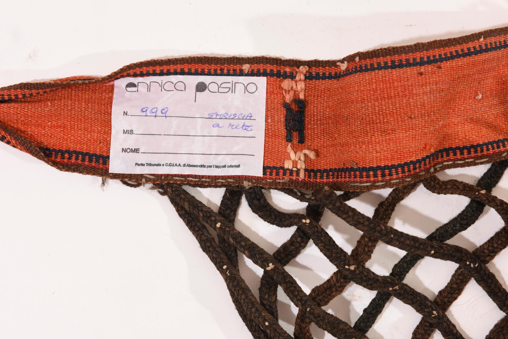 Pferdeschmuckleiste, auch für Nomadenzelte. Diese ist aus Netzgewebe, mit Büscheln oder mehrfarbiger Wolle und Taschen in der Mitte gefertigt. 
Farben: rot, blau, schwarz, braun. 
Jetzt können Sie sie über einem Fenster oder über einem Bett