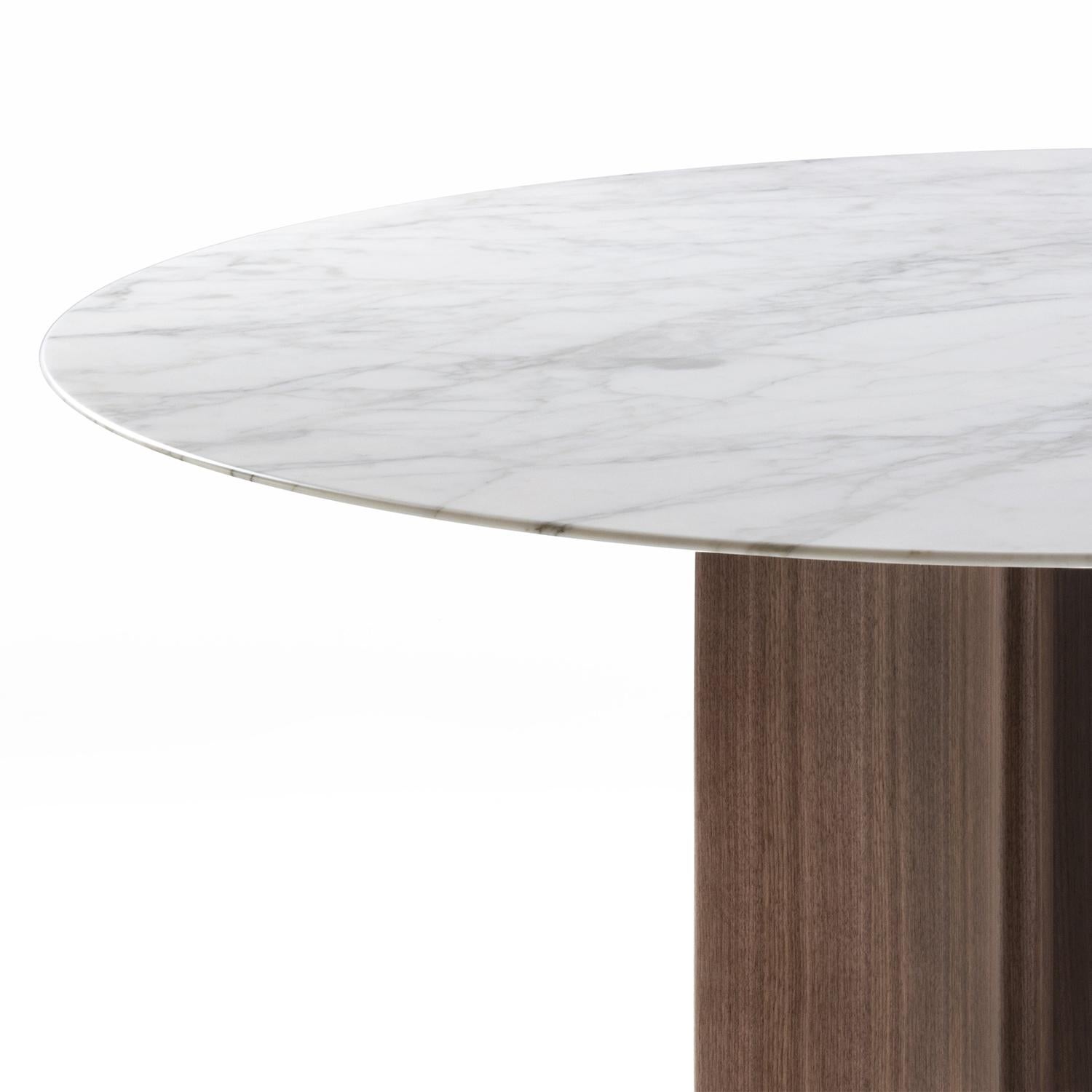 Dining Table Ornament White Marble with white calacatta marble 
top and with solid walnut wood base composed of 3 equidistant 
curved solid walnut wood feet with black chromed end feet.