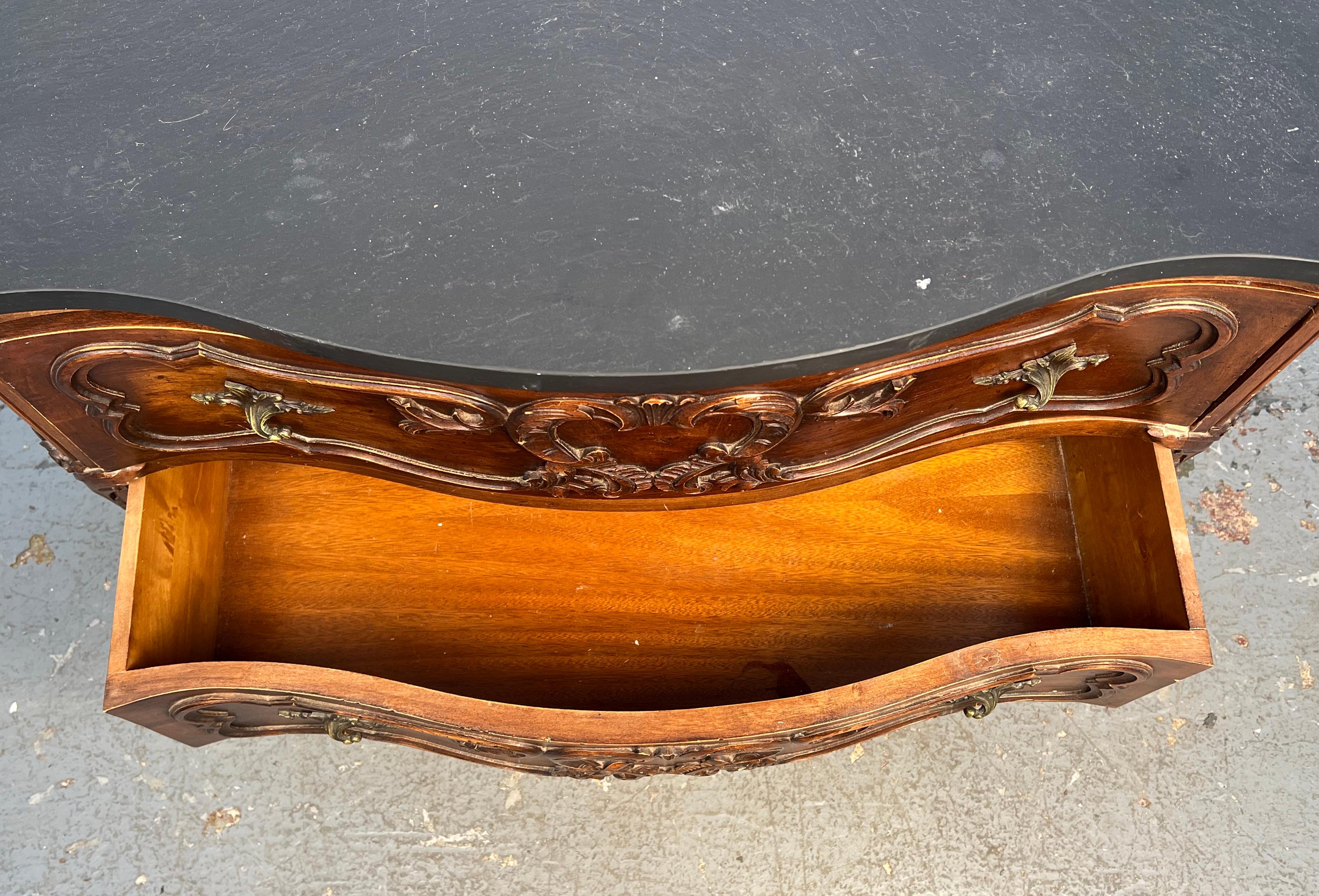 Comò antico ornamentale con piano in ardesia in vendita 4
