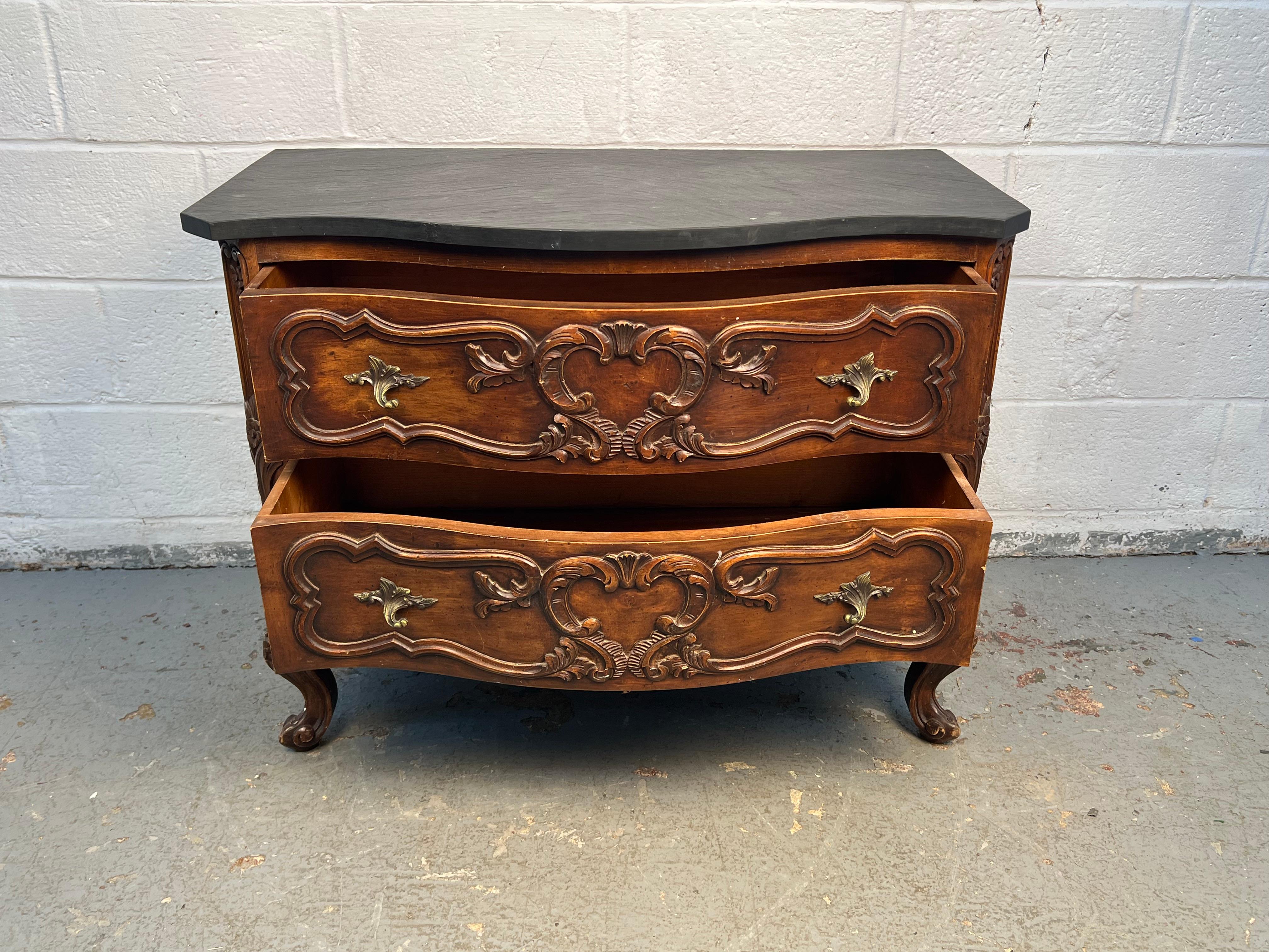 Chippendale Comò antico ornamentale con piano in ardesia in vendita
