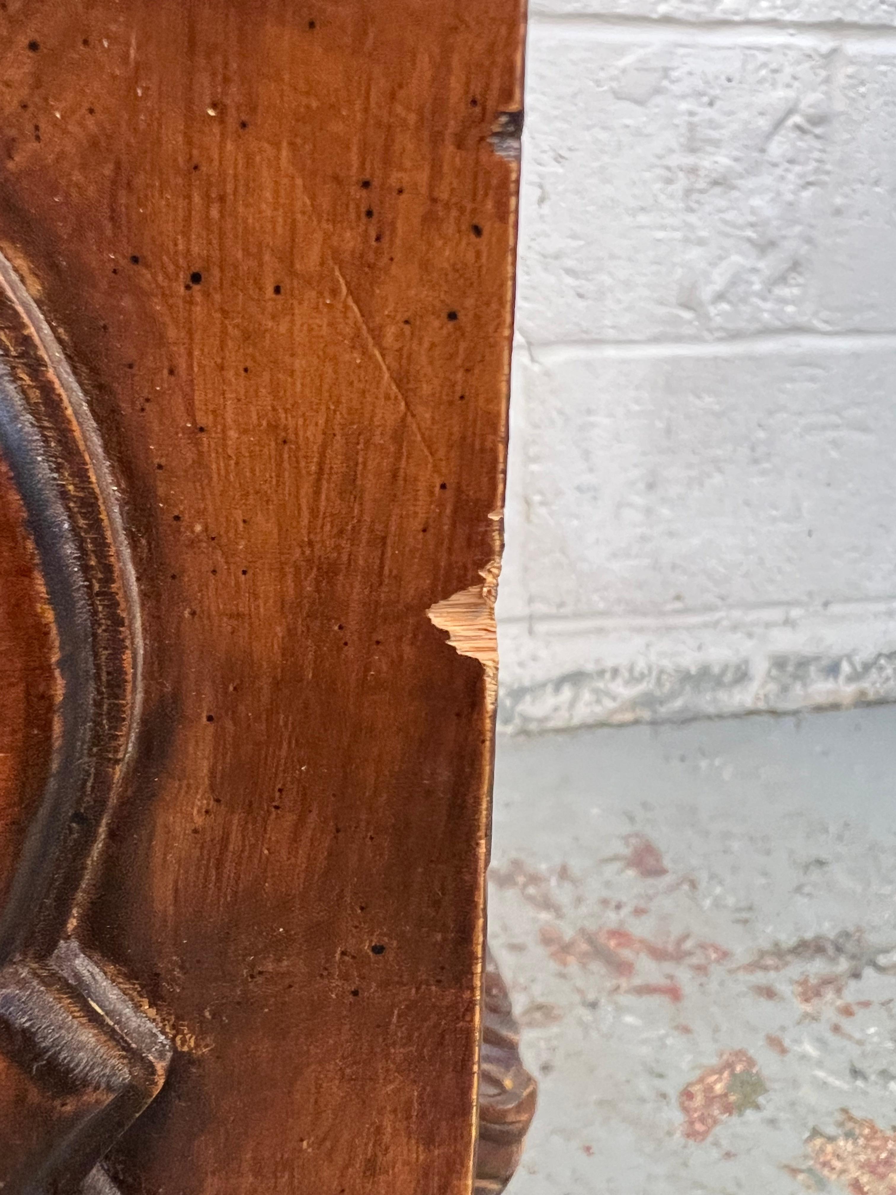 Comò antico ornamentale con piano in ardesia in vendita 2