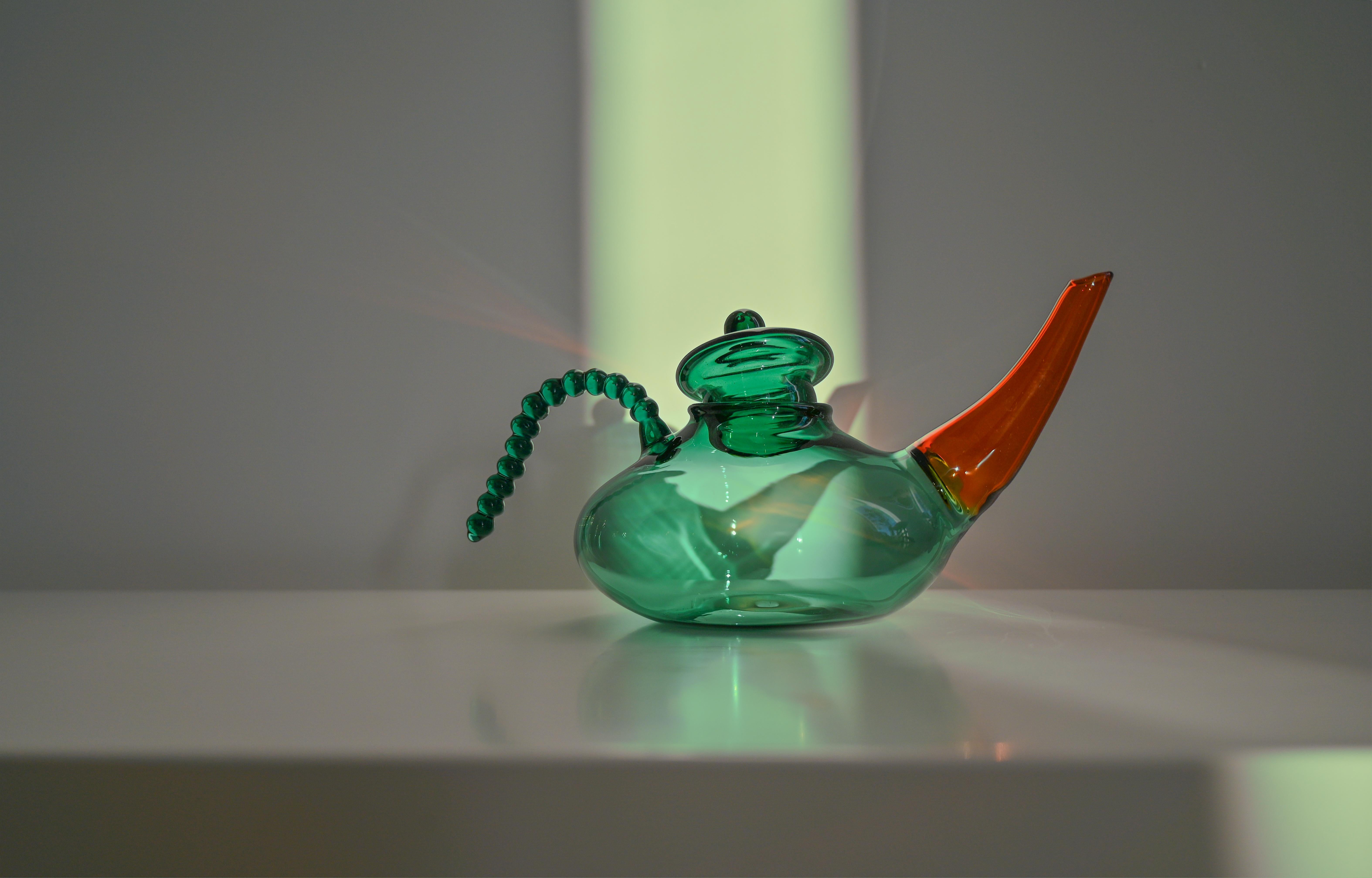 Le Chai Pot : un récipient de tradition et d'innovation
Le Chai Pot est au cœur de la Collection S. Il s'agit d'une réinterprétation moderne de la théière classique que l'on trouve dans de nombreux foyers méditerranéens. Cette théière,