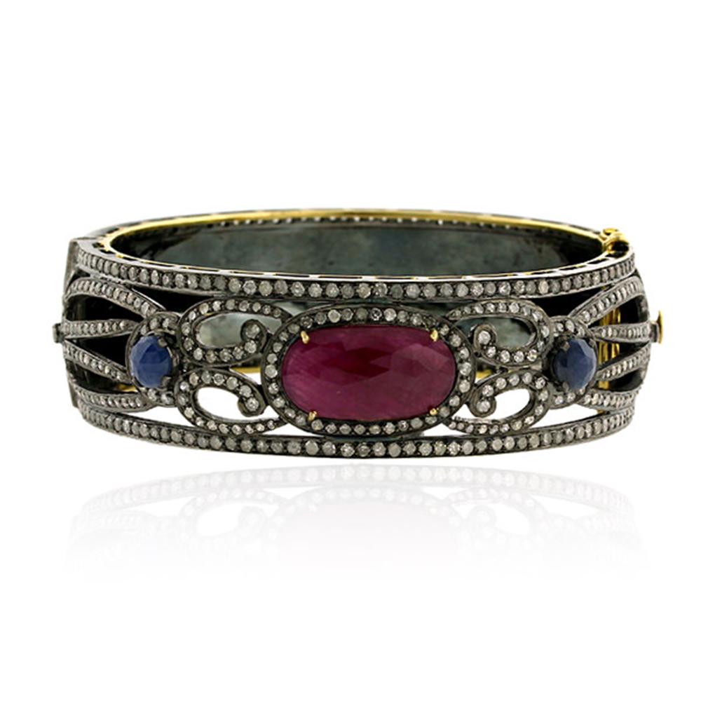 Taille ronde Bracelet jonc ornemental en or 18 carats et argent avec rubis, saphirs et diamants pavés en vente