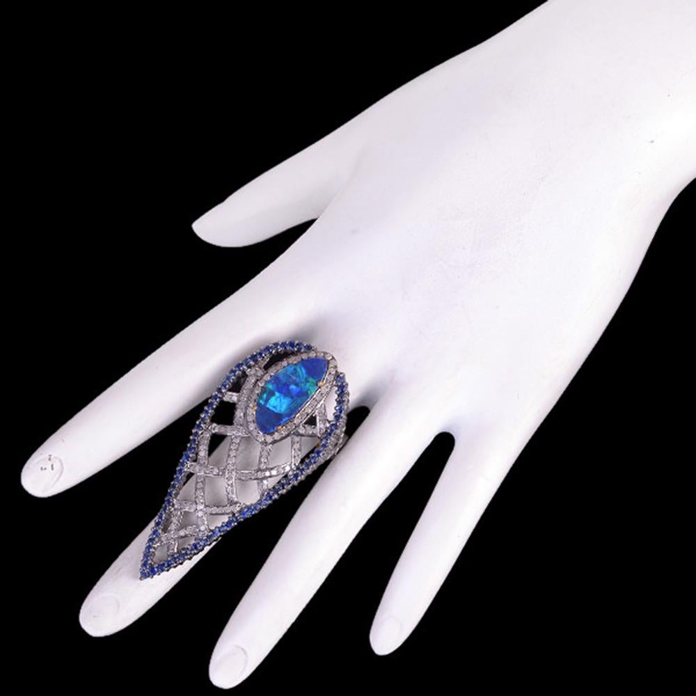 Taglio misto Anello lungo dal design ornamentale con zaffiro, opale e pavé di diamanti in vendita