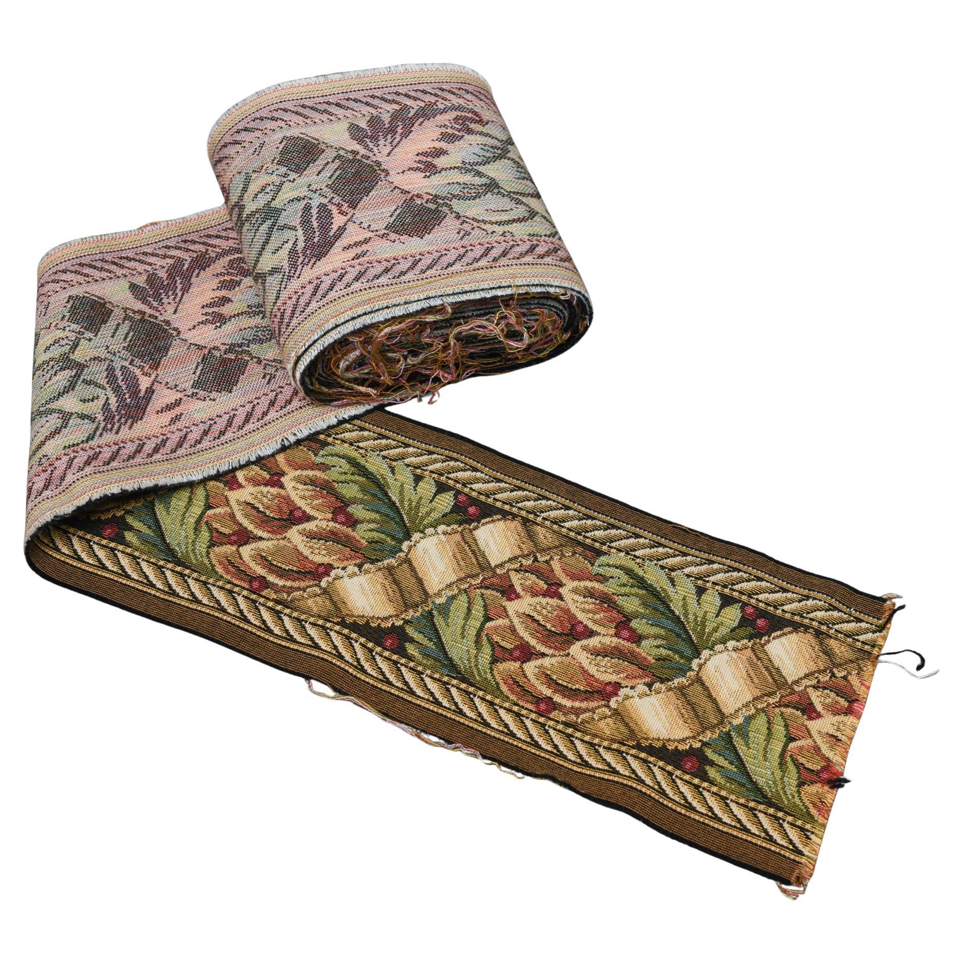 Bordo in tessuto ornamentale, da utilizzare come finitura per tende, copritavolo, ovunque tu voglia.
Mai usato.

rif. B/473.