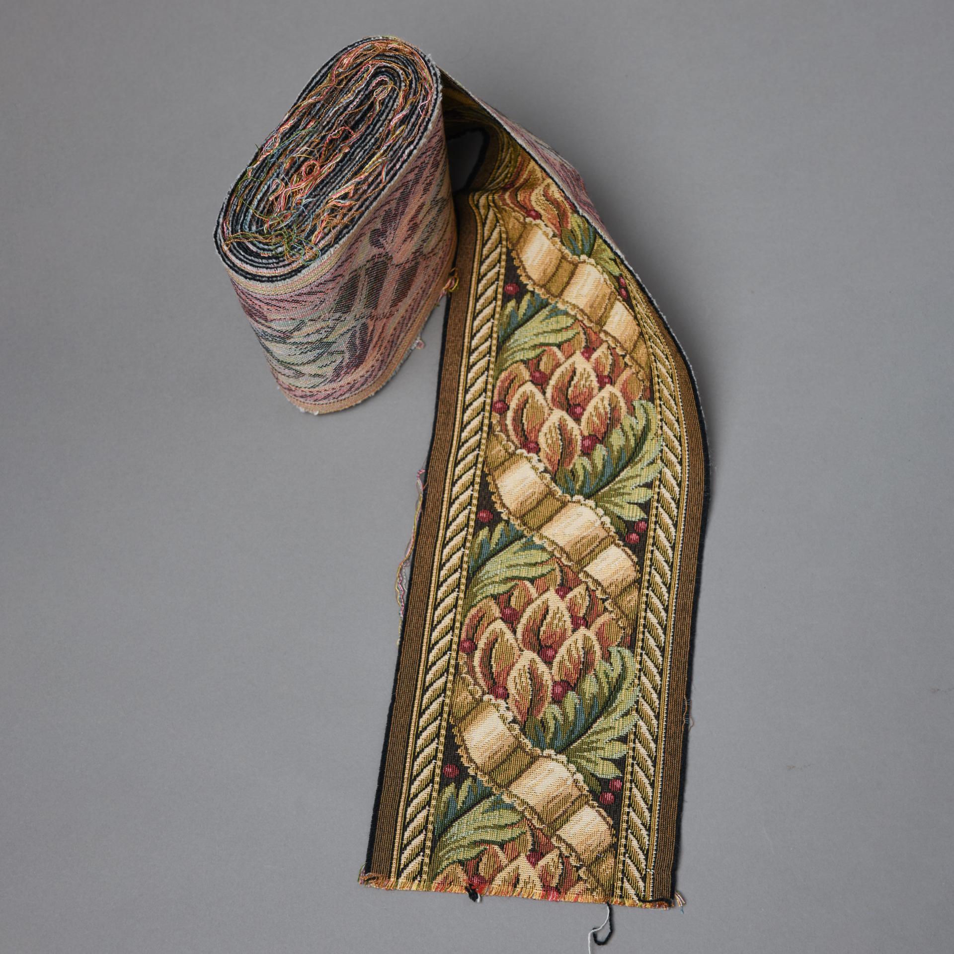 Italiano Ornamental Fabric Border in vendita