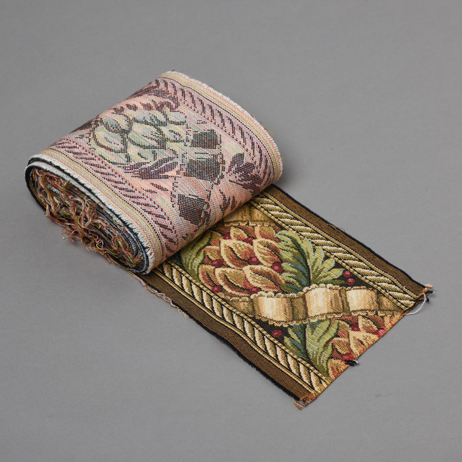 Fatto a macchina Ornamental Fabric Border in vendita