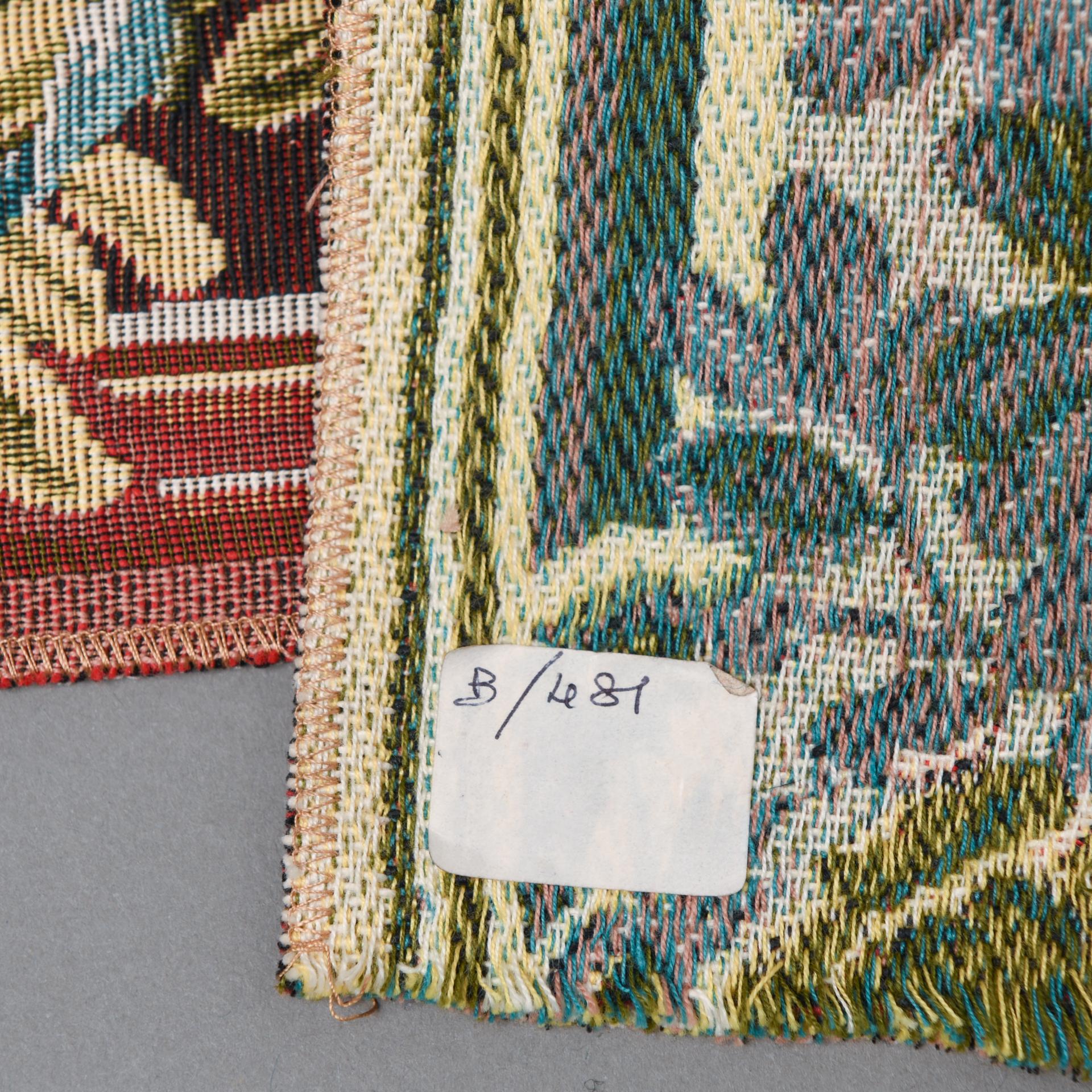 Italiano Bordo ornamentale in Fabrice con rose chiare in vendita