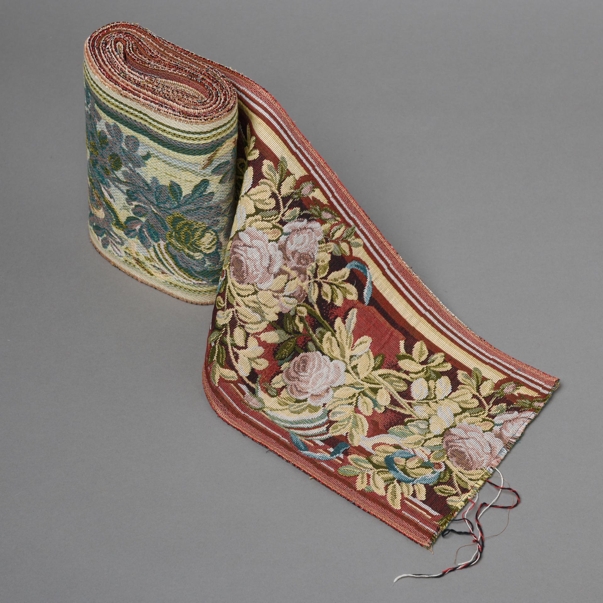 Fatto a macchina Bordo ornamentale in Fabrice con rose chiare in vendita