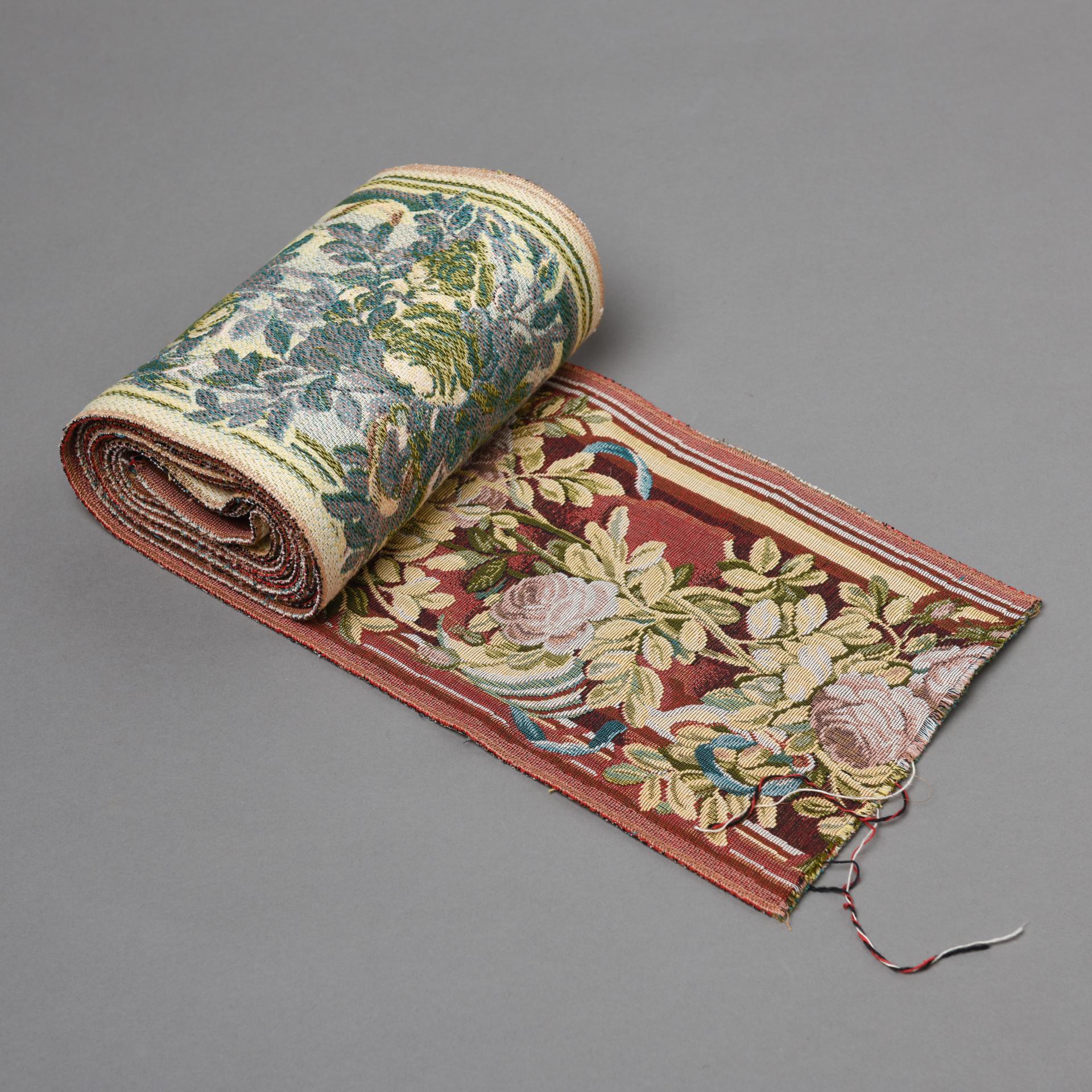 XX secolo Bordo ornamentale in Fabrice con rose chiare in vendita