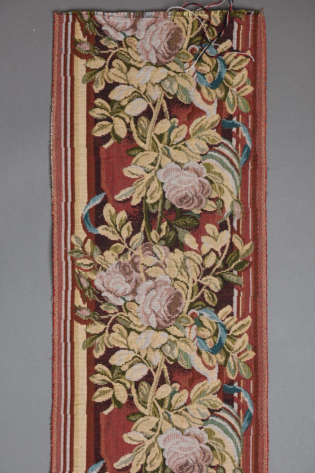 Cotone Bordo ornamentale in Fabrice con rose chiare in vendita