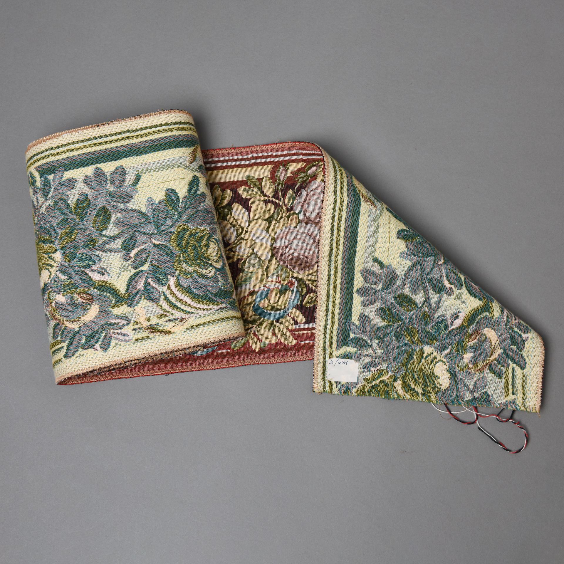 Bordo ornamentale in Fabrice con rose chiare in vendita 1