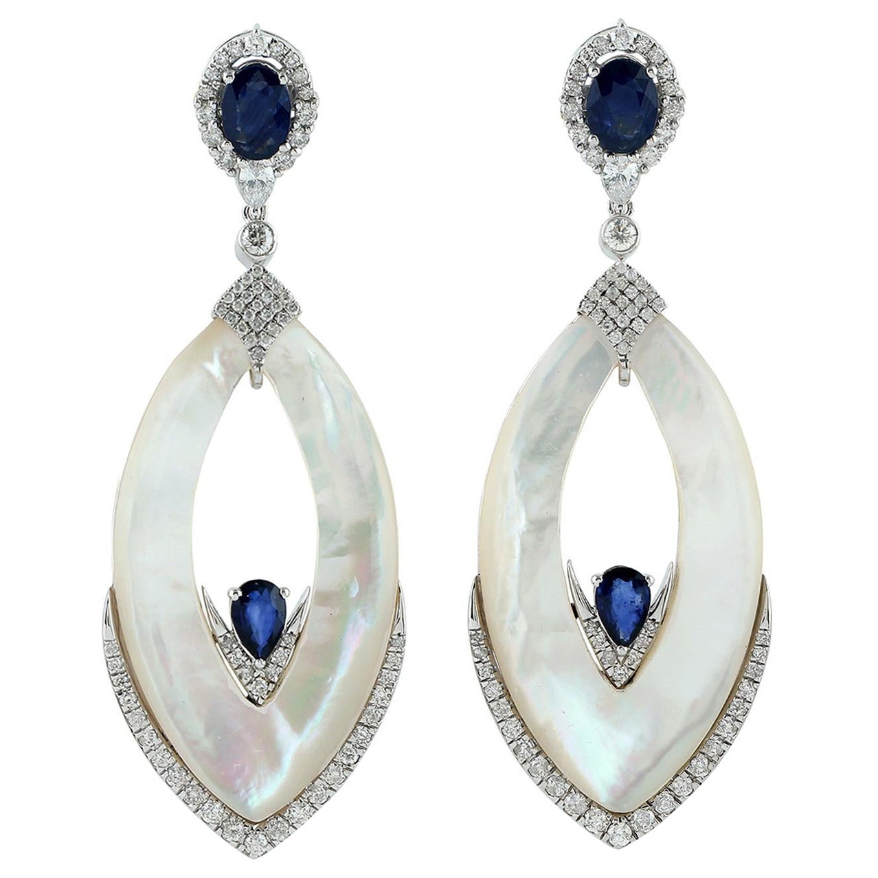 Boucles d'oreilles ornementales en perles de forme marquise avec saphir bleu et diamants