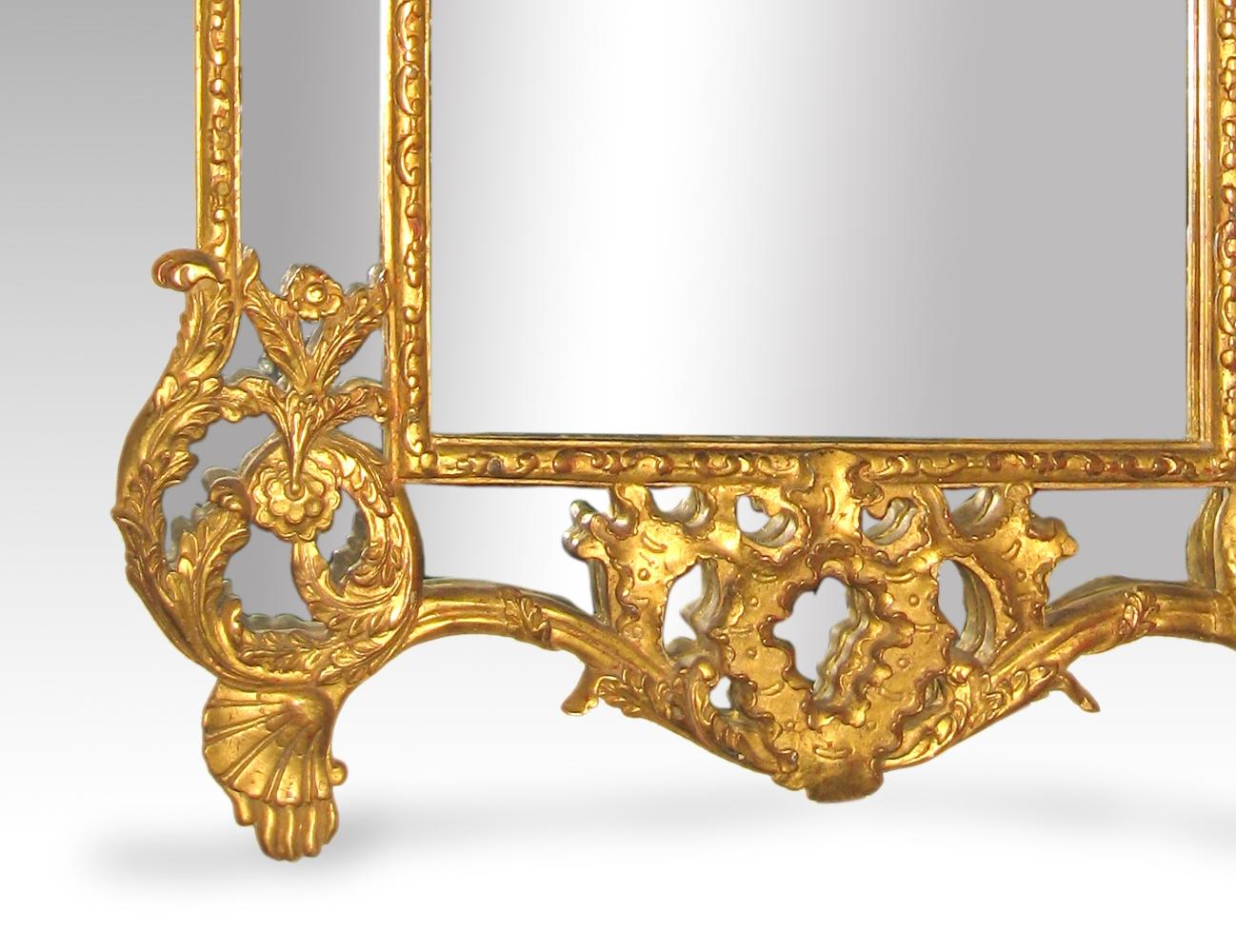 Rectangular mirror with wide frame, formed by wings, crest and lower back with decorative motifs inspired by the classic tradition (scrolls, vases, garlands, etc.). It is inspired by the well-known and appreciated cornucopias already used in the