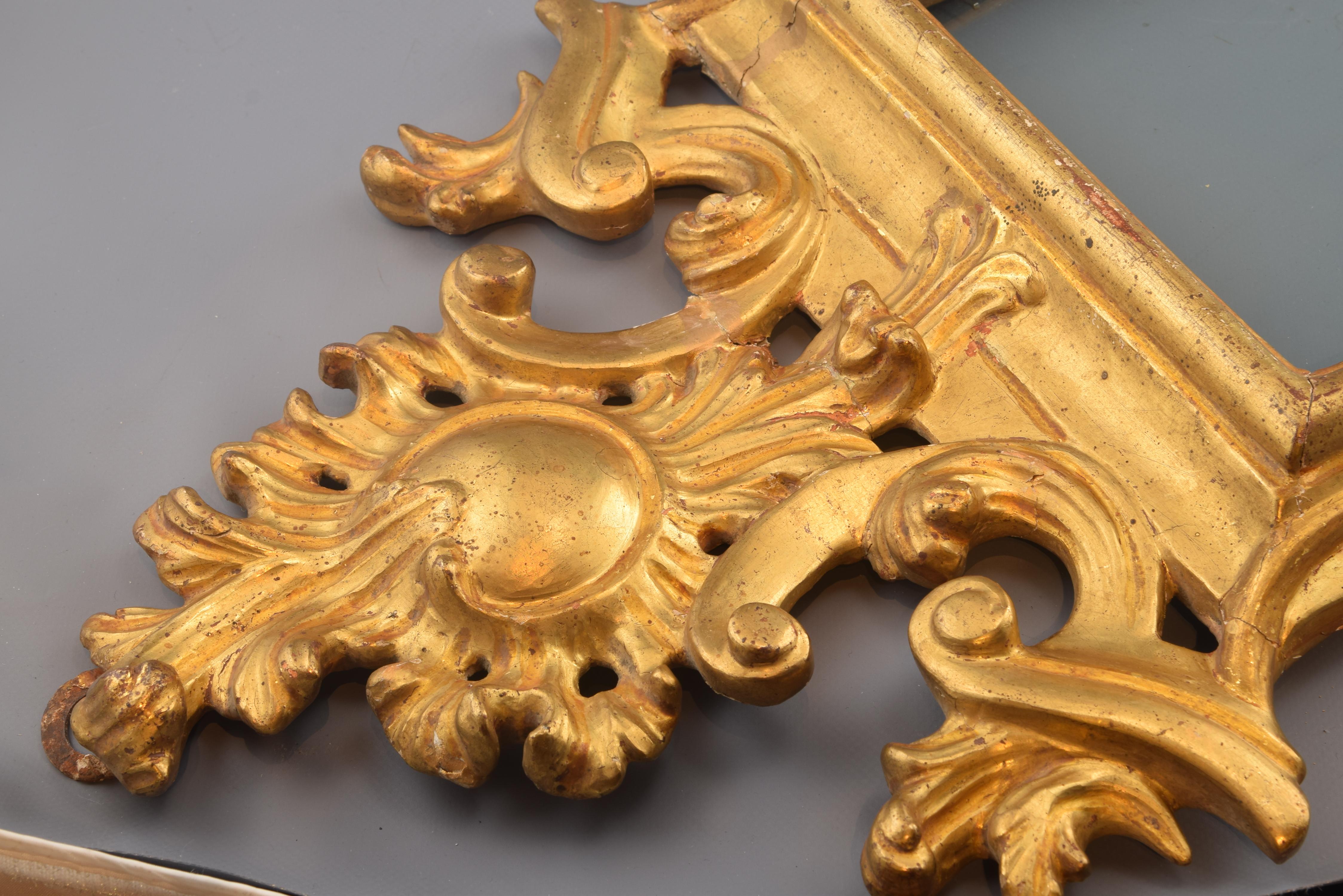 Européen Cadre de miroir ornemental, bois doré, 18ème siècle en vente