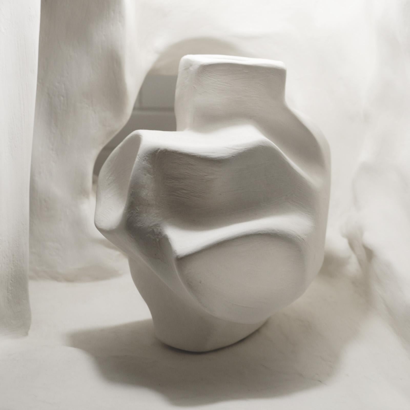 Néerlandais Petit vase ornemental New Moves par Jordan Artisan  en vente